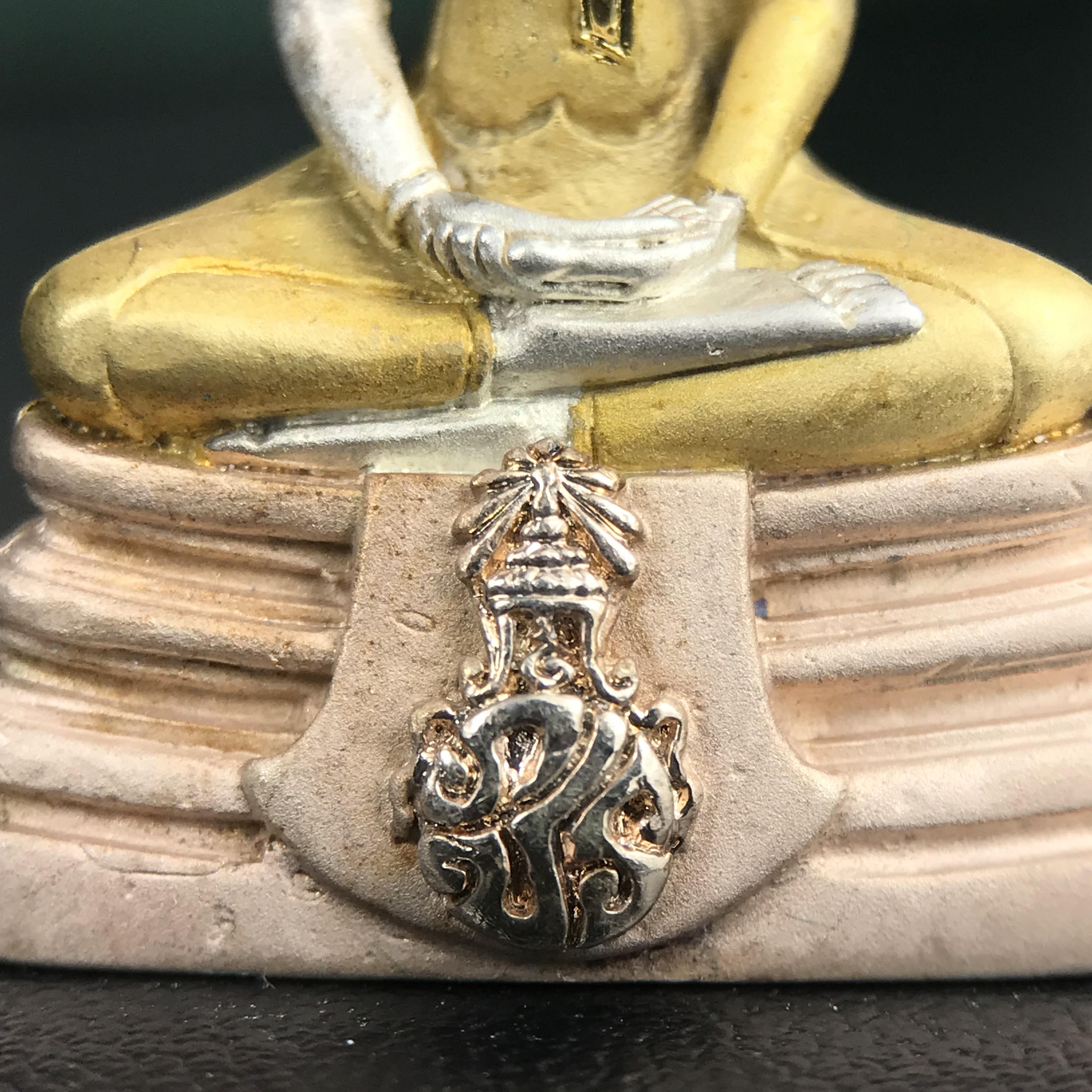 พระพุทธโสธร ภปร. รุ่นย้อนยุค สร้างพระอุโบสถ สมาคมชาวฉะเชิงเทรา จัดสร้าง ปี 2539 วโรกาสครองสิริราชสมบัติครบ 50 ปี เนื้อเงินชุบสามกษัตริย์ทรายนวลขัดเงาบางส่วน(สภาพผิวเดิม เก่าเก็บอย่าดี สวยมาก แบบนี้หายาก) พร้อมกล่องบรรจุและใบรับรองเดิมครบสมบูรณ์