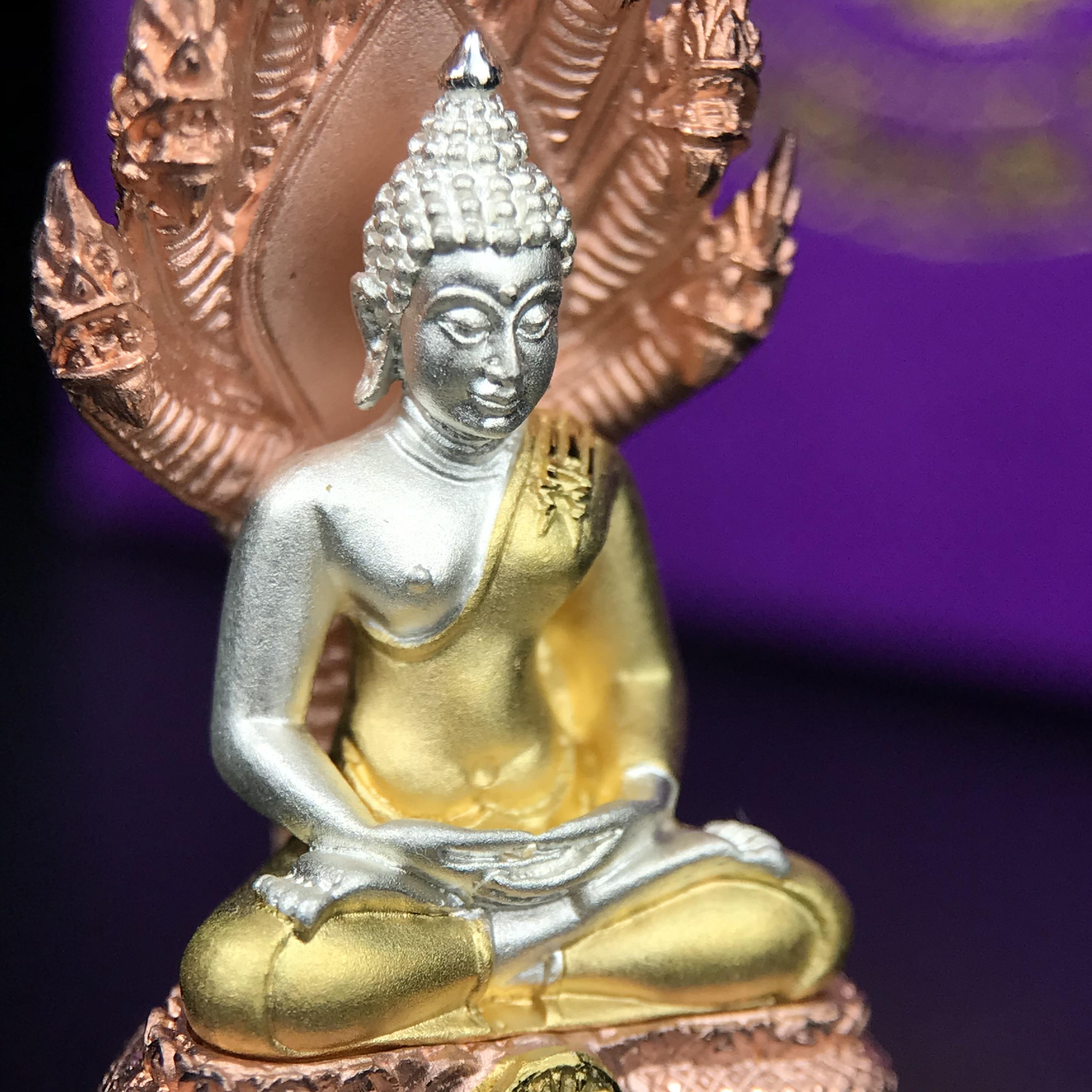 พระนาคปรก สธ. รุ่นสร้างพระอุโบสถเฉลิมพระเกียรติ 4 รอบ 84 พรรษา สมเด็จพระเทพรัตนราชสุดาฯ วัดบวรนิเวศวิหาร ปี 2543 พิมพ์ใหญ่ เนื้อเงินบริสุทธิ์ ชุบสามกษัตริย์แบบพ่นทรายขัดเงาบางส่วน(สภาพ สวย )พิธีใหญ่ พุทธศิลป์งดงาม หายาก (1 ใน 1999 องค์)