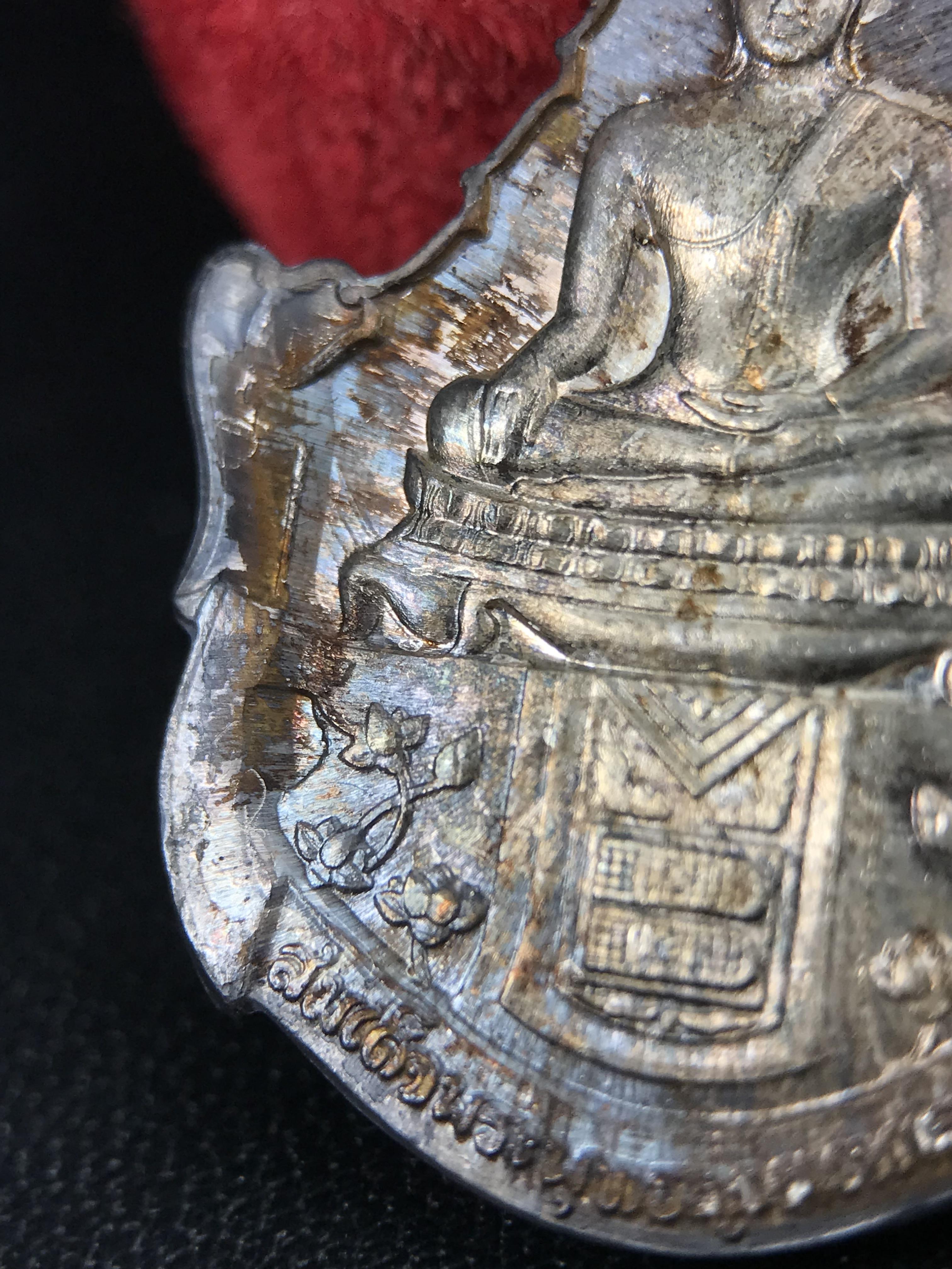 เหรียญพระพุทธญาณนเรศวร์ รุ่นแรก หลังพระปรมาภิไธย ภปร.และ สก.วัดญาณสังวราราม จ.ชลบุรี ปี 2527 เนื้อเงิน(ผิวเดิม ขึ้นรุ้งผิวน้ำทองกระจายทั่วเหรียญสวยมาก)ขนาด 2.3 x 3.8 ซม. พร้อมกล่องเดิม สมเด็จพระญาณสังวร ประธานในพิธีมหาพุทธาภิเษก(เนื้อเงินพบเจอน้อย หายาก)