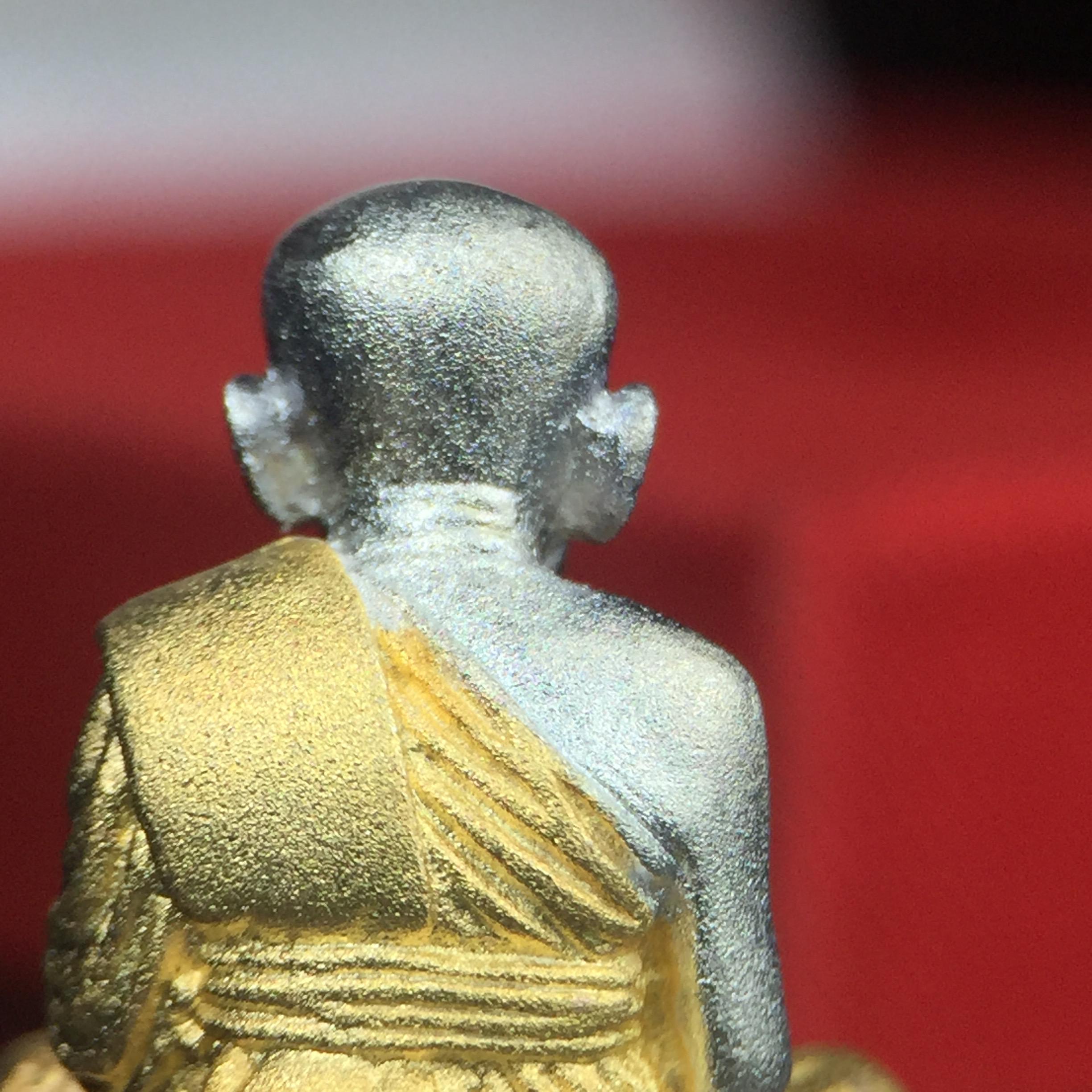 สมเด็จหลวงปู่ทวด วัดช้างให้ รุ่น เฉลิมพระเกียรติ ตราสัญลักษณ์ มวก. พิมพ์ลอยองค์เนื้อเงิน-สามกษัตริย์ ปี 2544 พิธีพุทธาภิเษกใหญ่ ณ อุโบสถวัดช้างให้และอุโบสถวัดพระศรีรัตนศาสดาราม ( วัดพระแก้ว )โดยนิมนต์เกจิชื่อดังสายใต้ทั้งหมดจำนวน 108 รูป