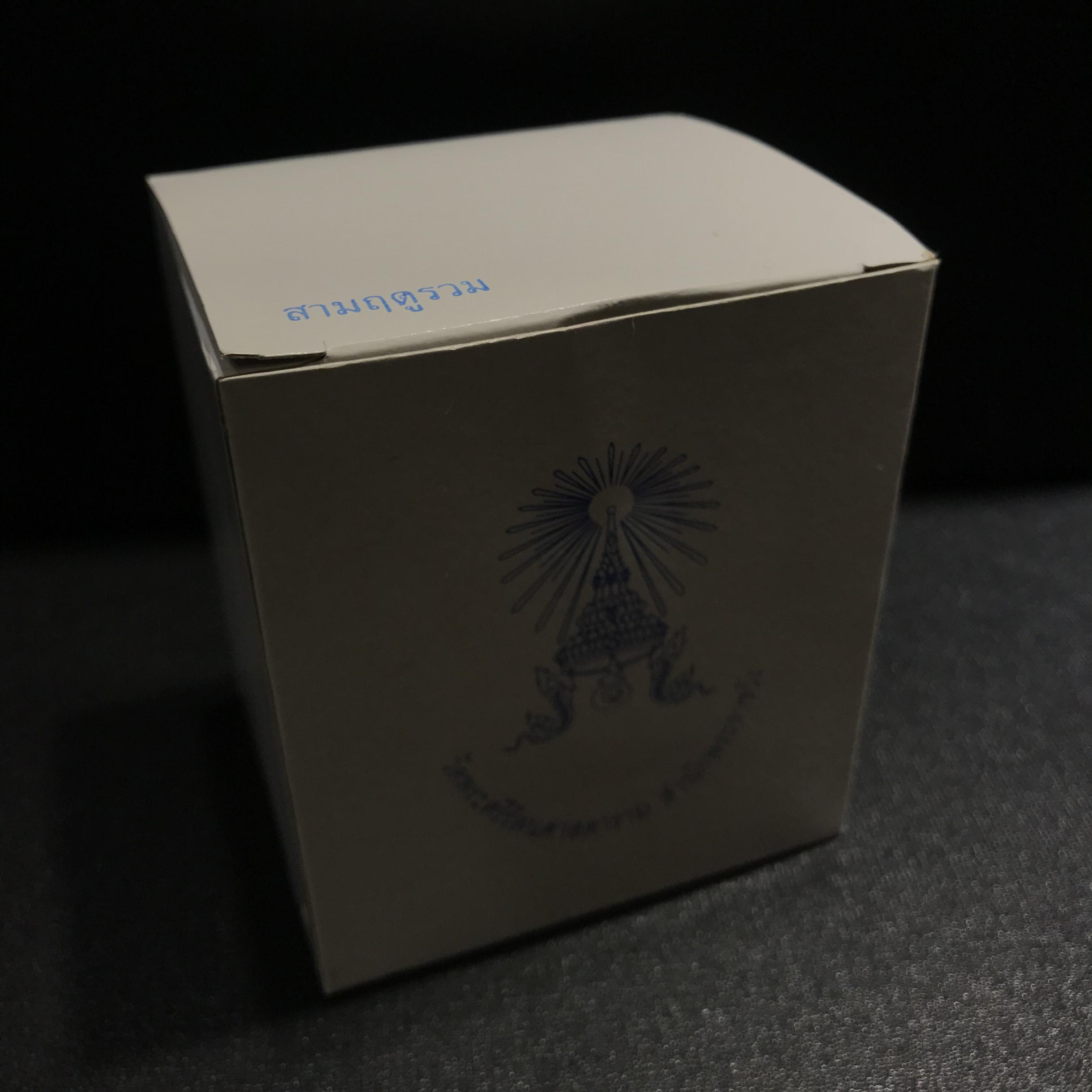 พระพุทธมหามณีรัตนปฏิมากร(พระแก้วมรกต) วัดพระศรีรัตนศาสดาราม สำนักพระราชวัง จัดสร้าง ชุด 3 ฤดู หน้าตัก 1 นิ้วพร้อมครอบตู้เดิม(บรรจุมวลสารใต้ฐาน)