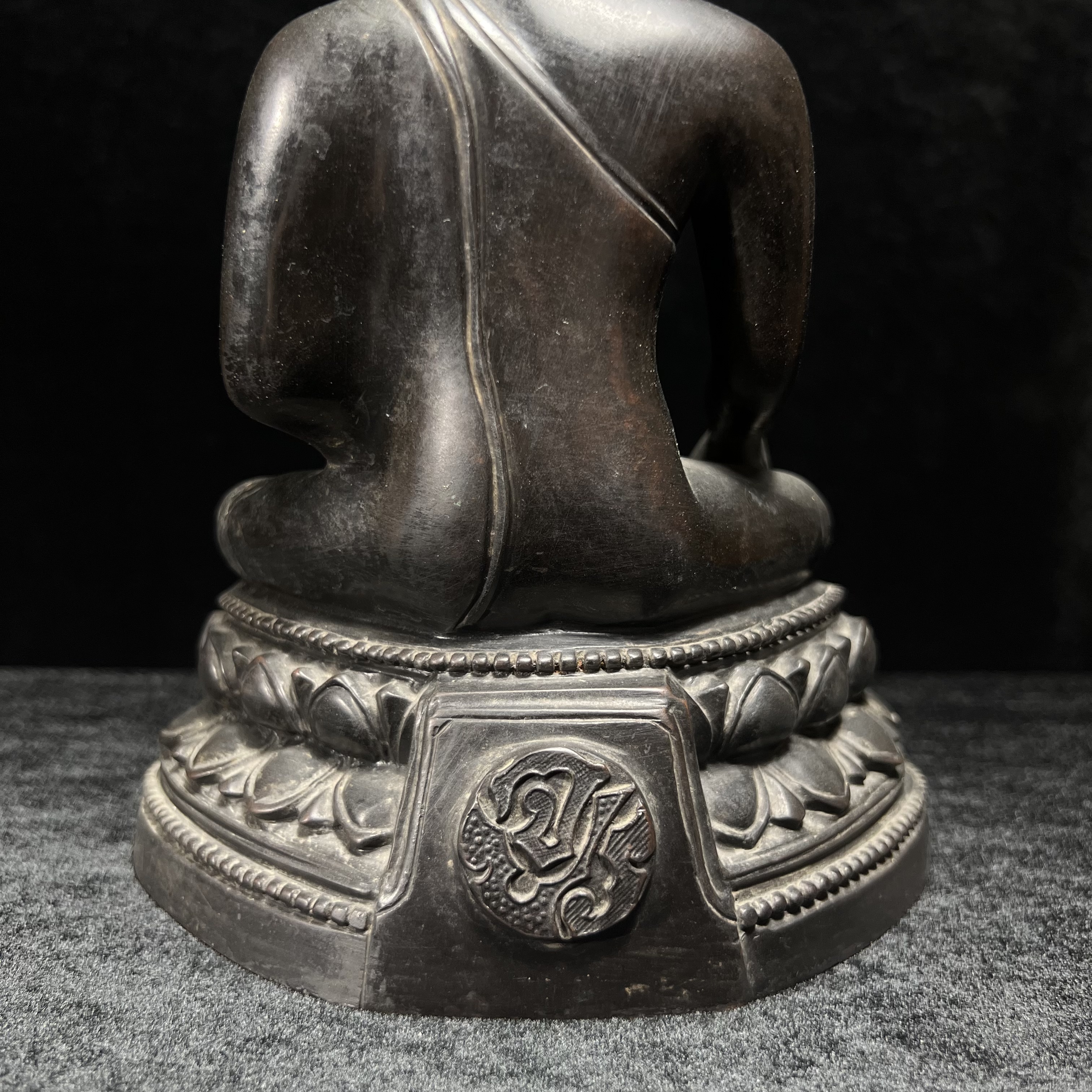 พระพุทธรูปบูชา จปร. ศิลปะไทยประยุกต์ แบบคุปตะ(อินเดีย) พระบาทสมเด็จพระเจ้าอยู่หัวรัชกาลที่ 9 ทรงเสด็จพระราชดำเนินมาในงาน เททองหล่อ ณ.วัดราชบพิธสถิตมหาสีมาราม เนื่องในงานฉลองครบ100ปี วัดราชบพิธฯ ปี 2513 เข้าหุ่นดินไทย ขนาดหน้าตัก 5 นิ้ว พิธีใหญ่