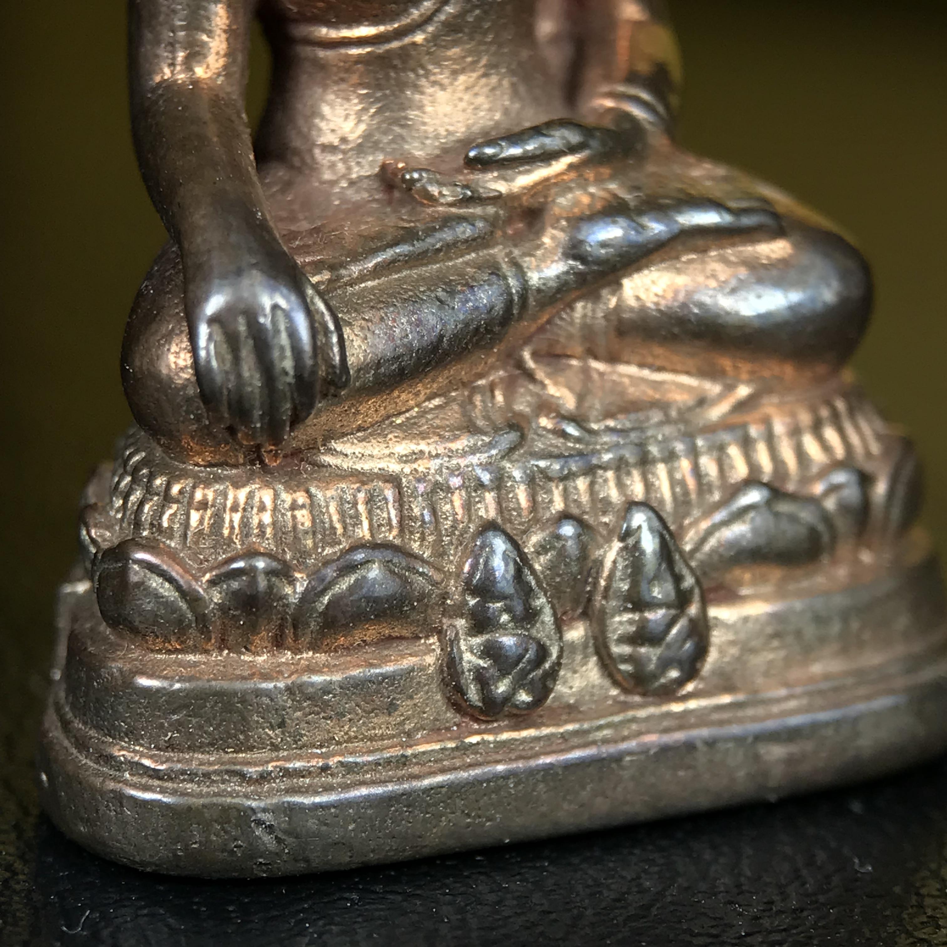 พระกริ่งพระพุทธนรสีห์ จปร.+ภปร. ครบรอบ 100 ปี ธนาคารไทยพาณิชย์ ปี 2550 พระกริ่งเนื้อนวโลหะพิเศษ(หล่อในพิธีเททอง)(หายาก)(พุทธศิลป์งดงาม)ด้านหน้าฐานประดับด้วยตราสัญลักษณ์ "จปร" และ "ภปร" (องค์เทหล่อในพิธีสร้างน้อย หายากมาก)1 ใน 1000 องค์