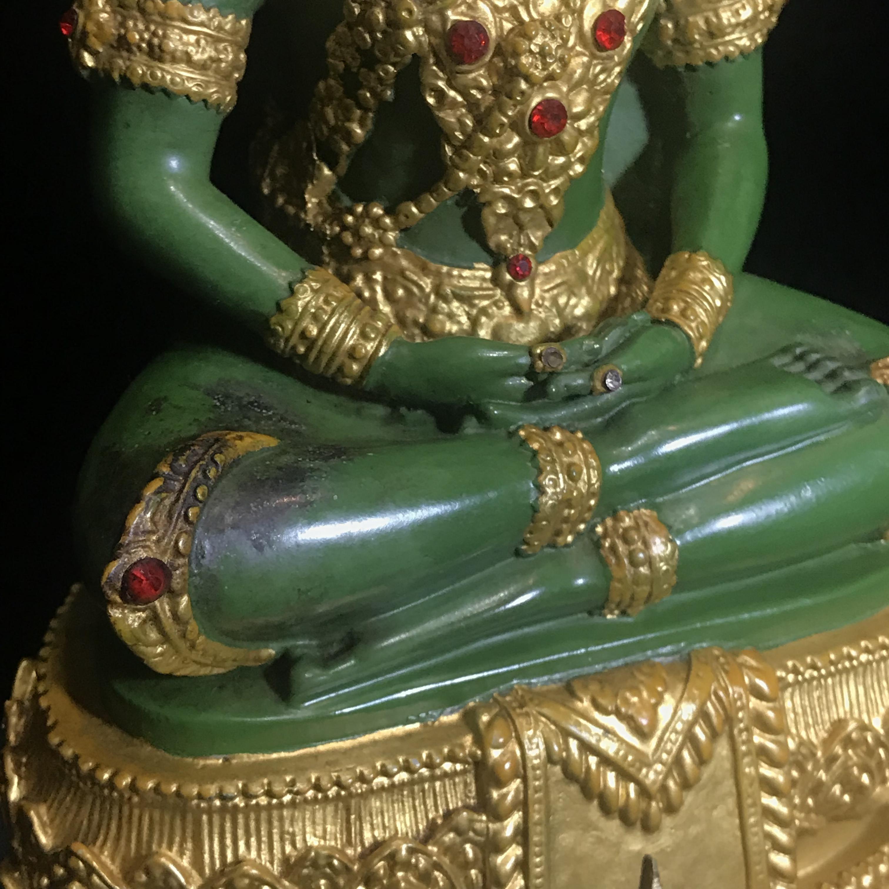 พระพุทธมหามณีรัตนปฏิมากร (จำลอง)พระแก้วมรกต วัดพุทธไทยถาวรวนาราม นครนิวยอร์ก ตรา ภปร. 6รอบ 72พรรษา ในหลวงรัชกาลที่9 ปี2542 ขนาดบูชาหน้าตัก 5นิ้ว หล่อเนื้อโลหะ(ในหลวงรัชกาลที่9 เสด็จเจิมพระสุหร่าย)(1ใน999องค์)