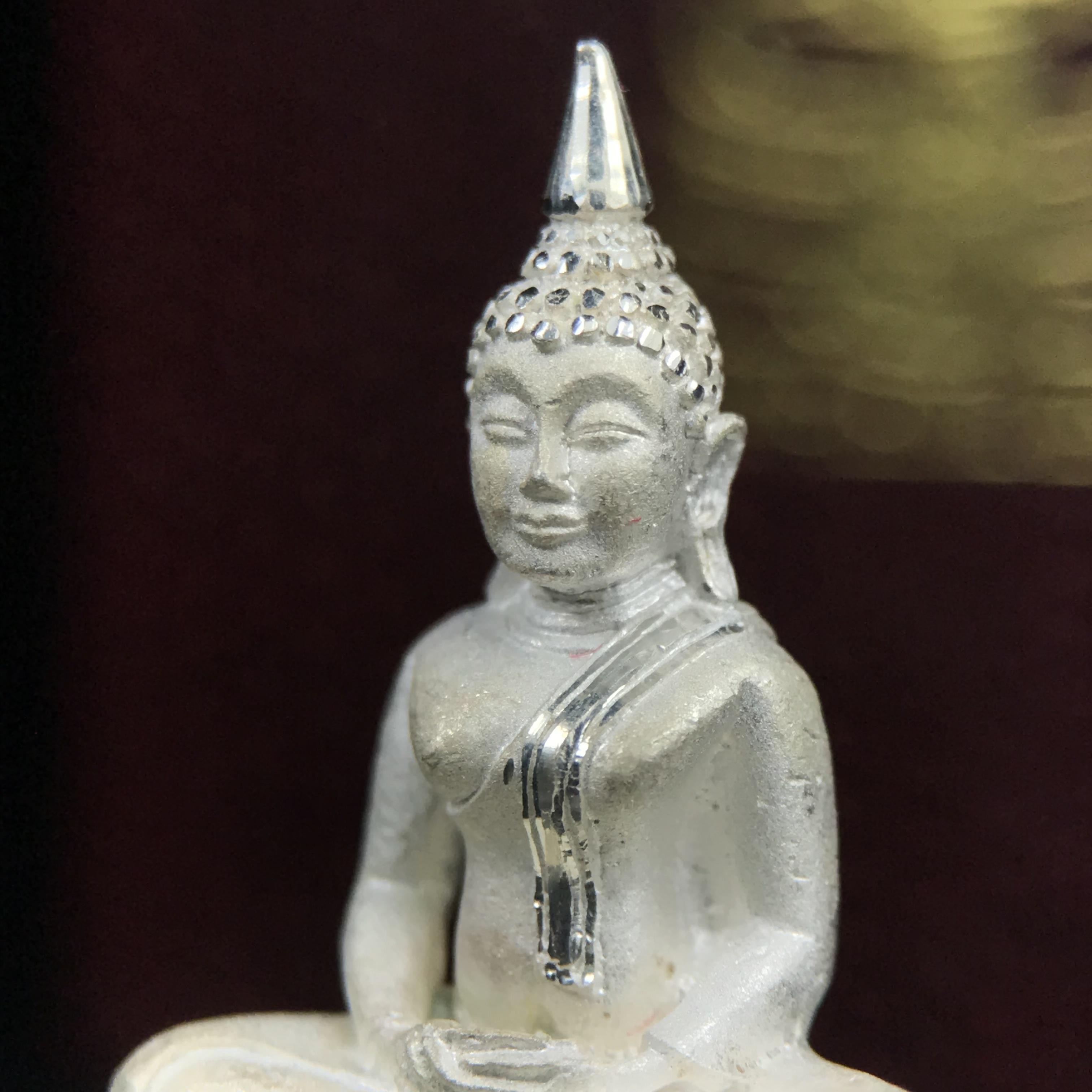 พระพุทธโสธร(หลวงพ่อโสธร) รุ่นสร้างอุโบสถ ปี2539 เนื้อเงินทรายนวลขัดเงาบางส่วน ลอยองค์พิมพ์ใหญ่ สภาพสวยกล่องบรรจุเดิมครบสมบูรณ์(งานแพรนด้า จิวเวลรี่)สวยงดงาม