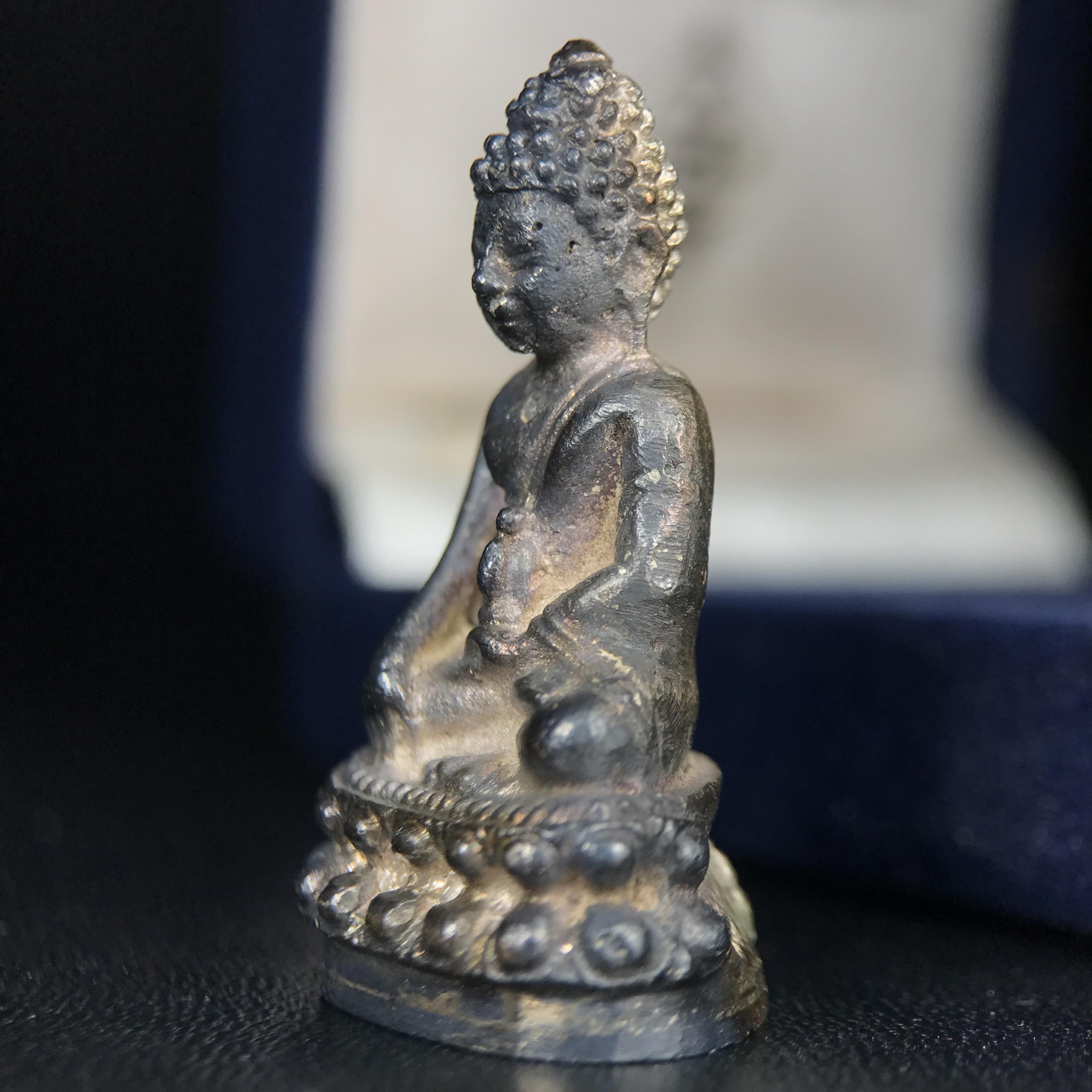 พระกริ่งศาสดา ภปร. วัดบวรนิเวศวิหาร ปี 2532 จัดสร้างในโอกาสสองทศวรรษรามาธิบดี เพื่อศูนย์การแพทย์สิริกิติ์ เนื้อเงิน(ผิวเดิมสวยงาม) (พิธีใหญ่ มวลสารมงคล สวยงามเข้มขลัง)สมเด็จพระญาณสังวร สมเด็จพระสังฆราชฯเสด็จเททอง***ตอกโค๊ตหมายเลข ๑๙๙๔***