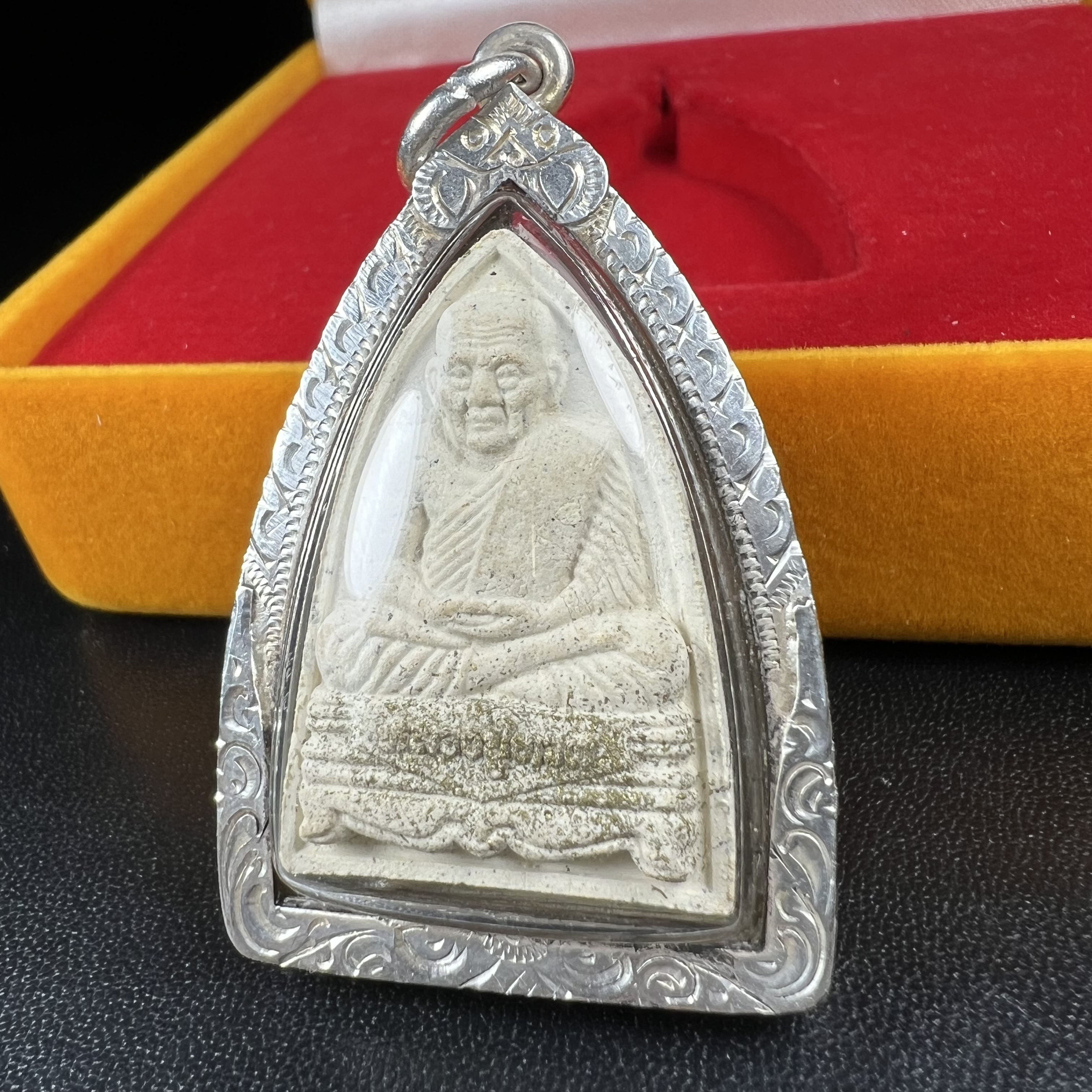 พระหลวงปู่ทวด ภปร.ปี 2547(พระชุดกรรมการ)ทรงกลีบบัว เนื้อผงสมเด็จฯ(โรยผงตะไบ ชนวนเก่า) เลี่ยมกรอบเนื้อเงินแท้(95%) กล่องบรรจุเดิมครบ พิธีมหาพุทธาภิเษก ณ วัดพระศรีรัตนศาสดาราม(วัดพระแก้ว)(เนื้อสีขาวหายากพบเจอน้อย)