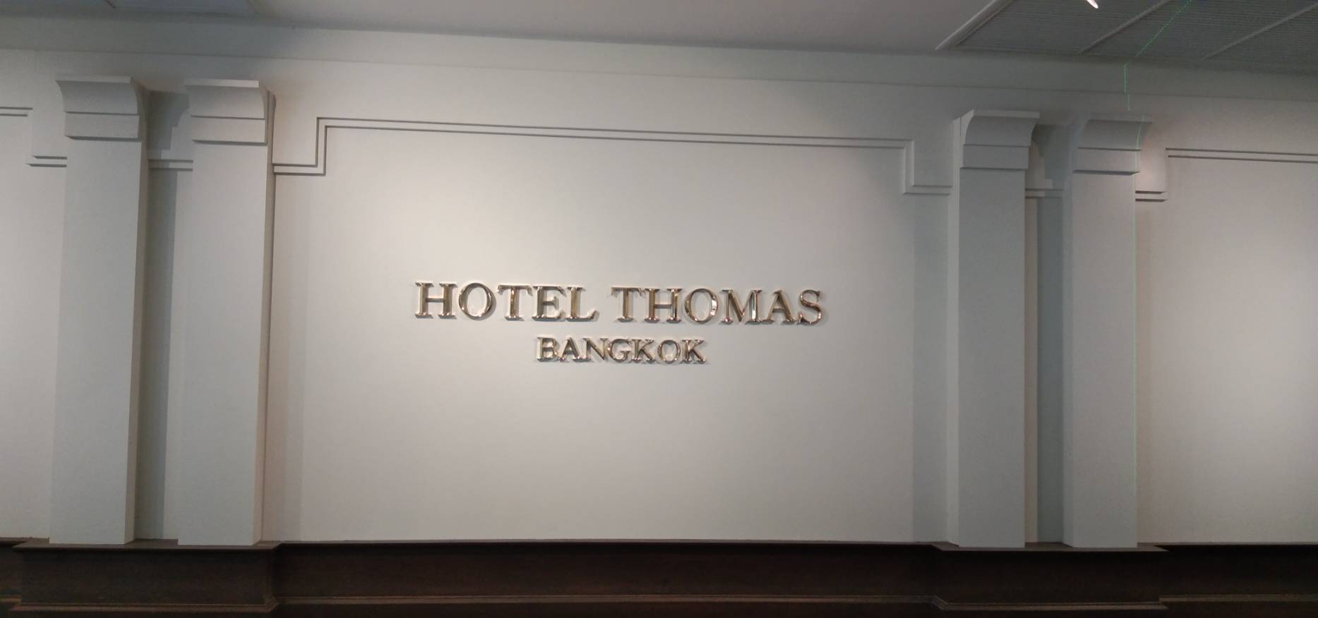 ป้ายอักษรทองเหลือง 3มิติ ป้ายโรงแรม thomas