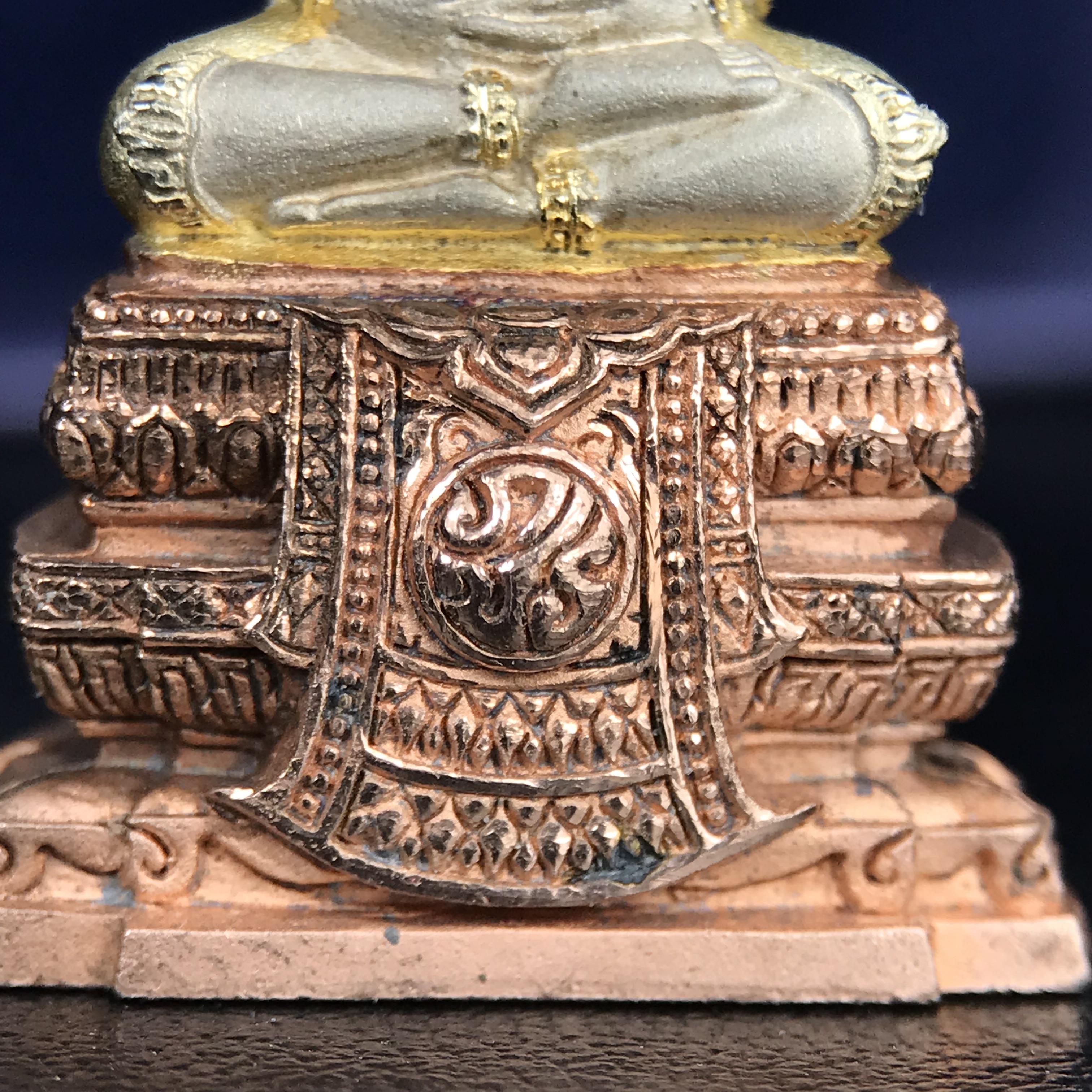 พระแก้วมรกต ภปร. ปี 2547 จัดสร้างโดยโรงพยาบาลภูมิพลอดุลยเดช เนื้อเงิน(3 กษัตริย์) ลอยองค์ หน้าตัก 1/2 นิ้ว สูง 3.7 ซม.พิธีมหามังคาภิเษก ณ พระอุโบสถวัดพระศรีรัตนศาสดาราม(วัดพระแก้ว) งดงามทรงคุณค่าอีกหนึ่งรุ่นยอดนิยม หายาก(องค์หมายเลข ๑๔๑๔)