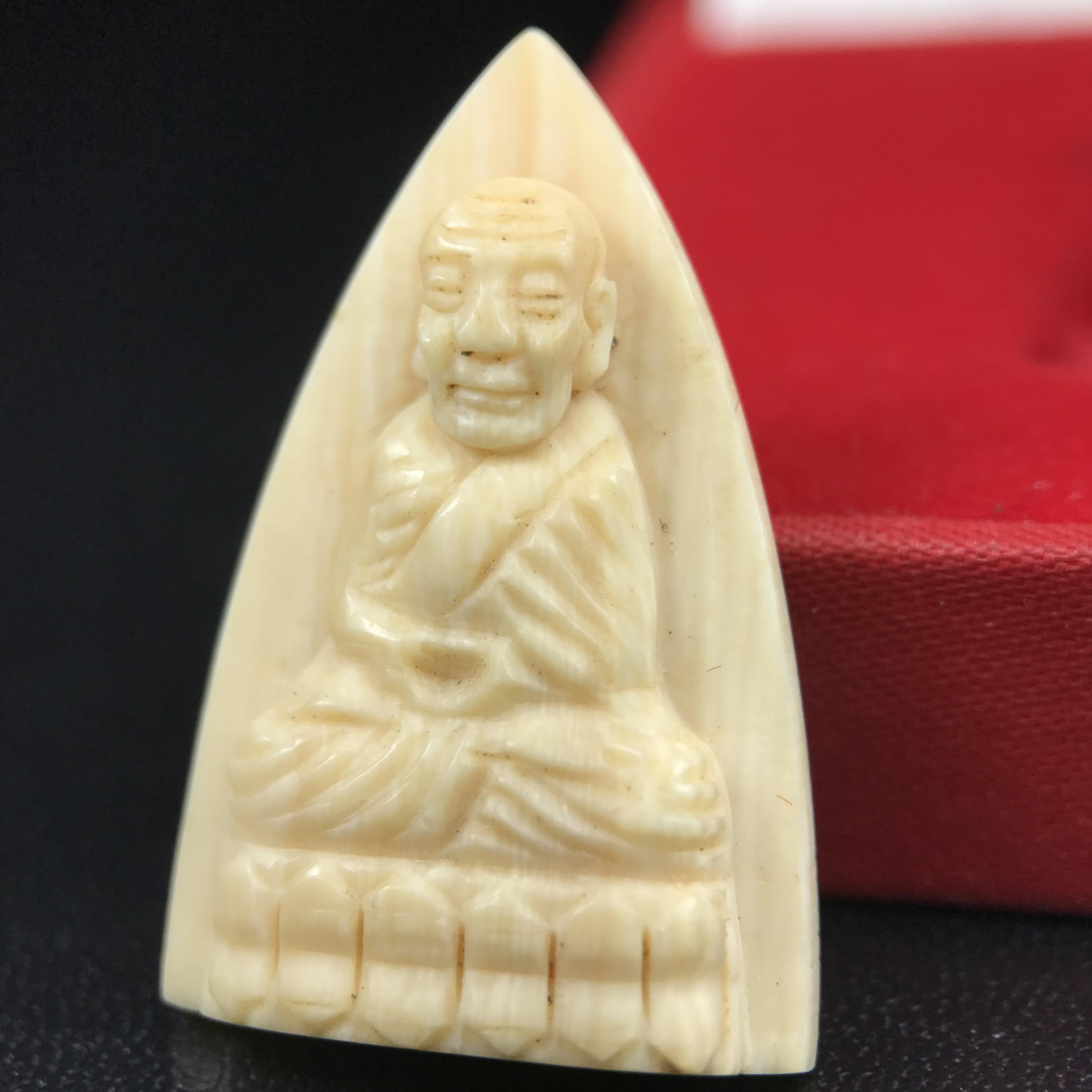 สมเด็จหลวงพ่อทวด รุ่นคชสารหมื่นปี (ศิลปาชีพ) วัดช้างให้ ปี 2541โดยมีท่าน อ.นอง วัดทรายขาว เป็นเจ้าพิธี และมีเกจิร่วมปลุกเสก 108 รูป บรรจุผงว่านเก่าและดินกากยายักษ์(พิมพ์ใหญ่เตารีด)พร้อมกล่องบรรจุครบ นิยมหายาก***องค์นี้ผิวสวยงานแกะพุทธศิลป์สวยงดงาม***