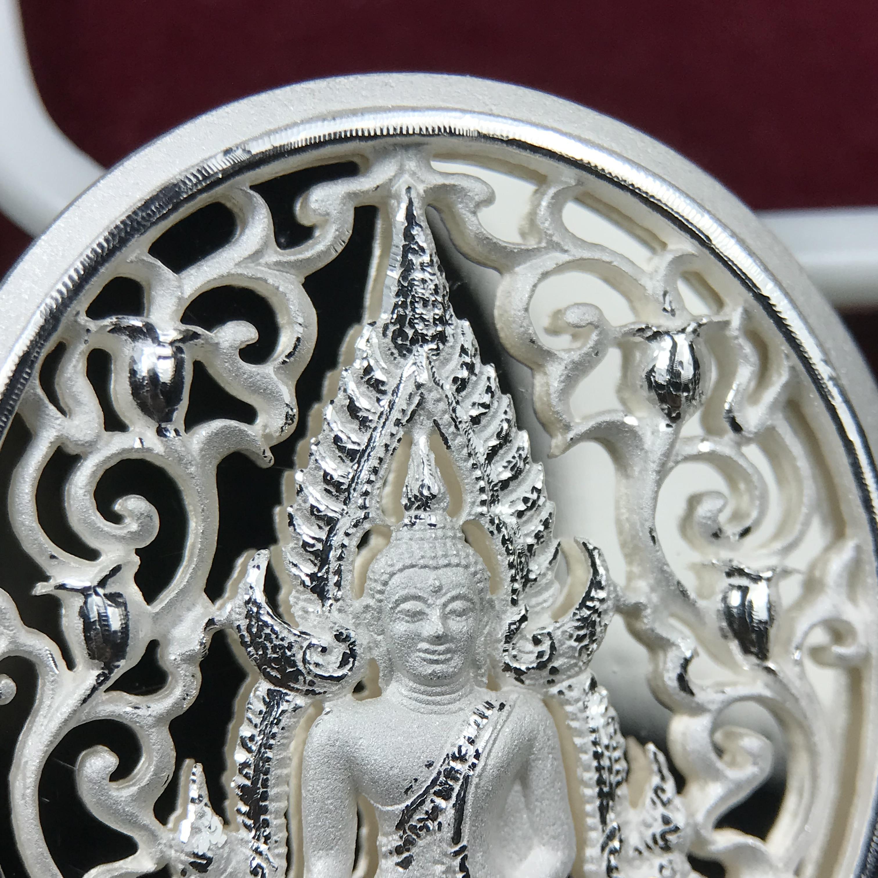 พระพุทธชินราช รุ่น ประวัติศาสตร์ มูลนิธิเพื่อตำรวจไทยจัดสร้าง ปี 2562 เนื้อเงินขัดเงา พิมพ์เหรียญรูปไข่ฉลุลายไทย พิมพ์ใหญ่ พระพุทธชินราช แบบจิวเวอร์รี่ (ขนาดสูง 2.9 ซม.) (สภาพ สวย ซีนซองเดิม กล่องบรรจุเดิมครบสมบูรณ์)