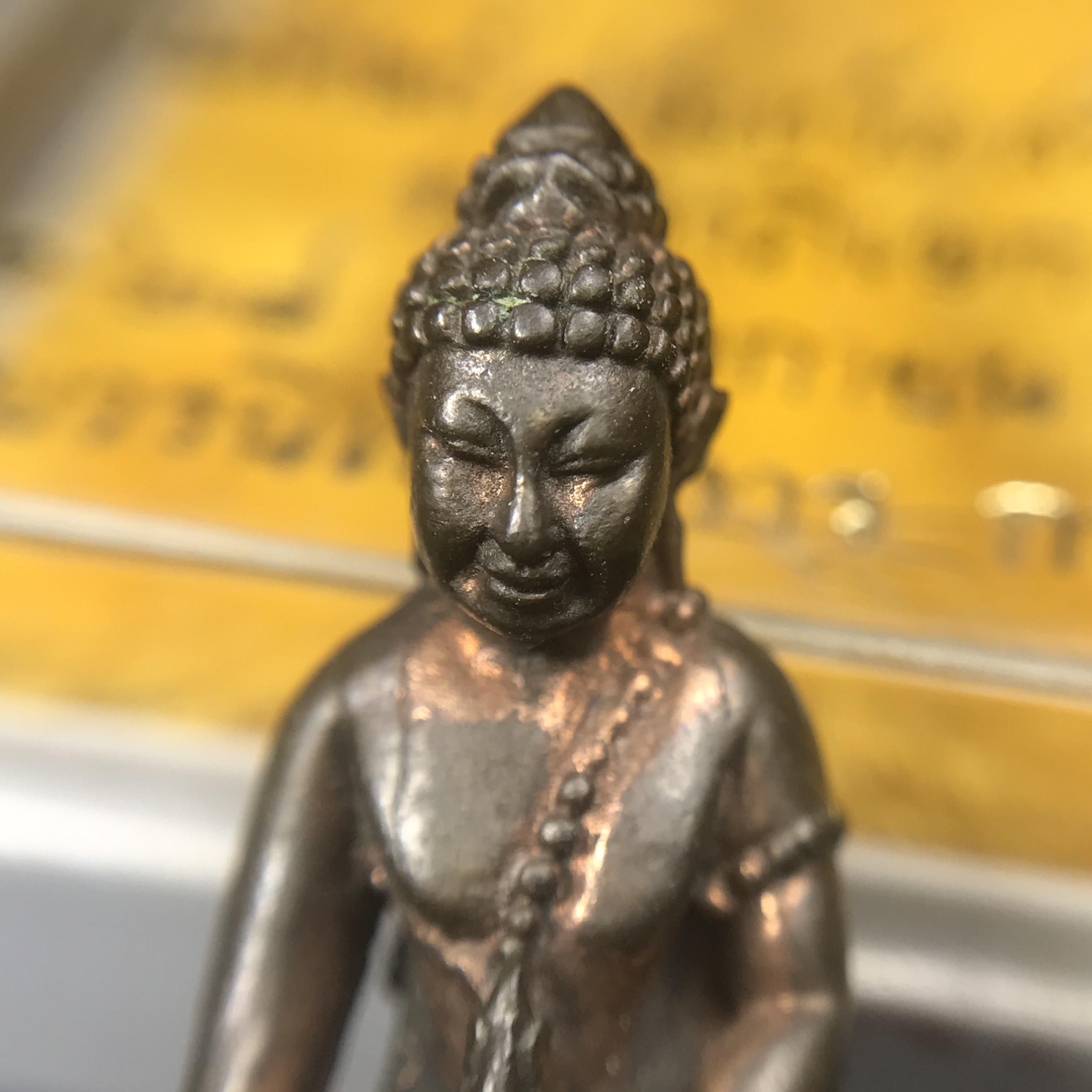 พระกริ่งภูริทัตโต (หลวงปู่มั่น ภูริทัตโต) เนื้อนวโลหะ ปี 2520 สุดยอดพระเกจิสายวิปัสสนากรรมฐานปลุกเสก (สมเด็จพระญาณสังวรเป็นประธานเททอง)(สภาพสวยครบกล่องเดิม)