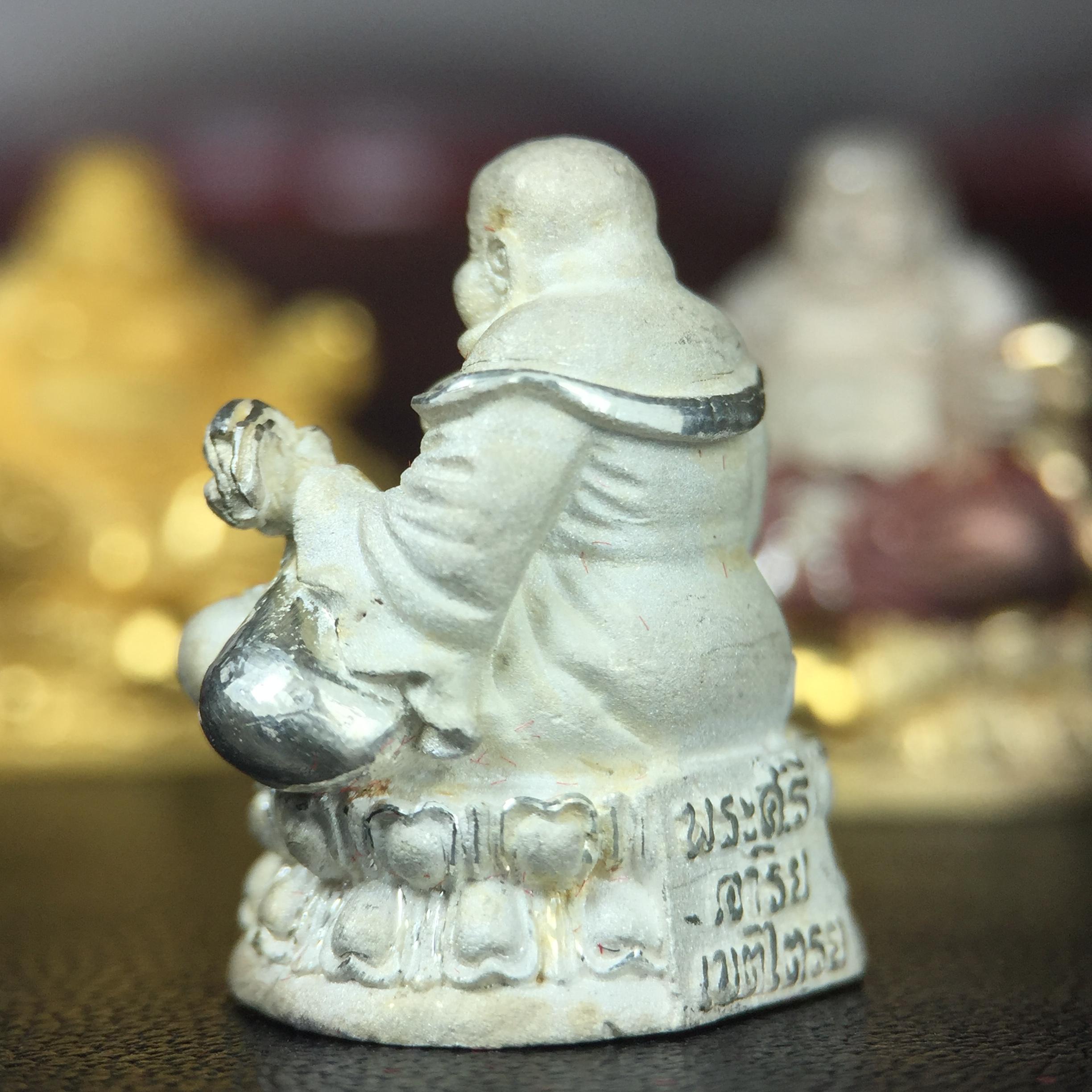 รูปหล่อลอยองค์ พระศรีอริยะเมตตรัยโพธิสัตว์(พระสังกัจจายน์)ชุดทองคำ(เนื้อทองคำ(15.44 กรัม)+เนื้อเงินสามกษัตริย์+เนื้อเงิน) โครงการสร้าง พระศรีอริยะเมตตรัยมหาโพธิสัตว์ น้อมถวายพระบาทสมเด็จพระเจ้าอยู่หัว ทรงครองศิริราชสมบัติครบ 50 ปี วัดโพธิ์แมนคุณาราม