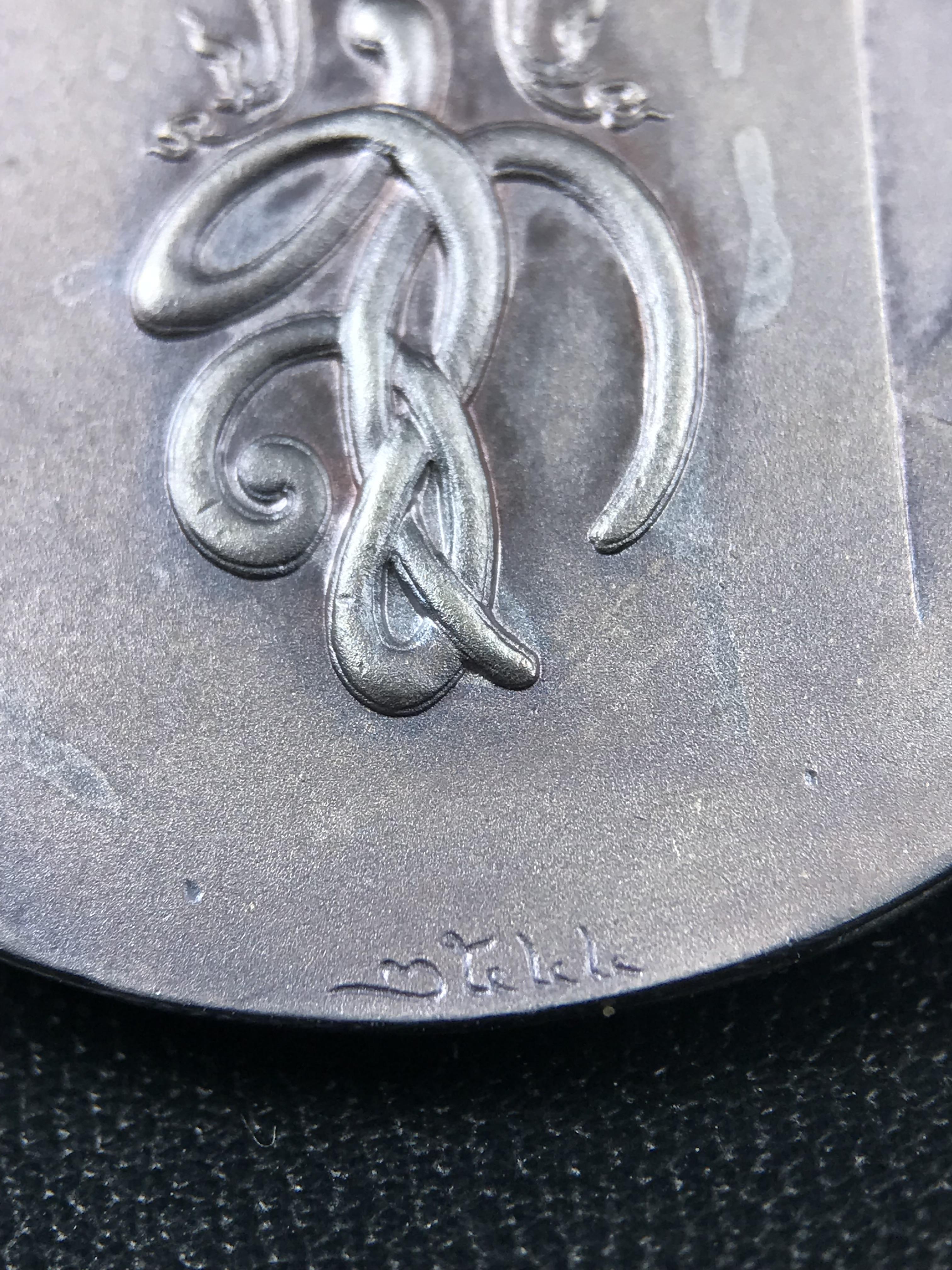 เหรียญหลวงปู่ทวด พระนามาภิไธย สก. แบบงานฉลุโบราณ(HAND MADE) ปี 2544 เนื้อเงิน(ผิวเดิมขึ้นสีรุ้งออกม่วงธรรมชาติสวยมาก) พิธีปลุกเสก ณ อุโบสถวัดช้างให้ และ พิธีมังคลาภิเษก ณ พระอุโบสถ วัดพระศรีรัตนศาสดาราม(วัดพระแก้ว) (1 ใน 2000 เหรียญ)พบเจอน้อยหายากมาก