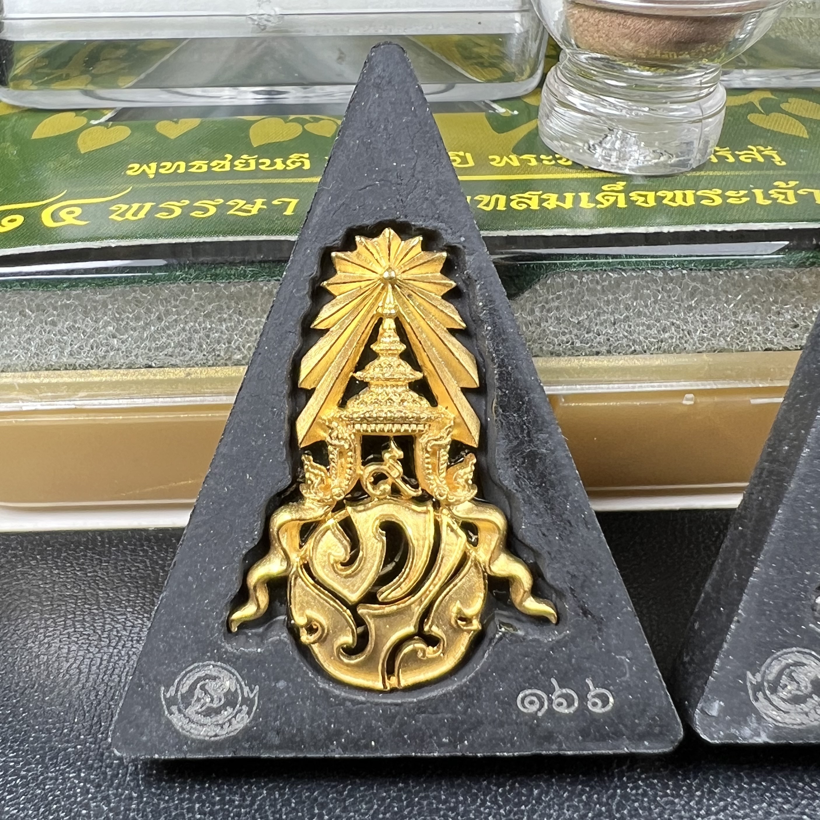 พระพุทธชินราช(จำลอง)ภปร. 84พรรษา เนื้อผงปิดทองด้านหน้า หลัง ภ.ป.ร. เนื้อทองคำ+เนื้อเงินชุบทองคำขาว+เนื้อทองแดง(1ชุด 3องค์)(พระราชทานมวลสาร จิตรลดาและเส้นพระเจ้า(เส้นผม)ในหลวงรัชกาลที่9)พุทธศิลป์ทรงคุณค่าอีกหนึ่งรุ่นยอดนิยม