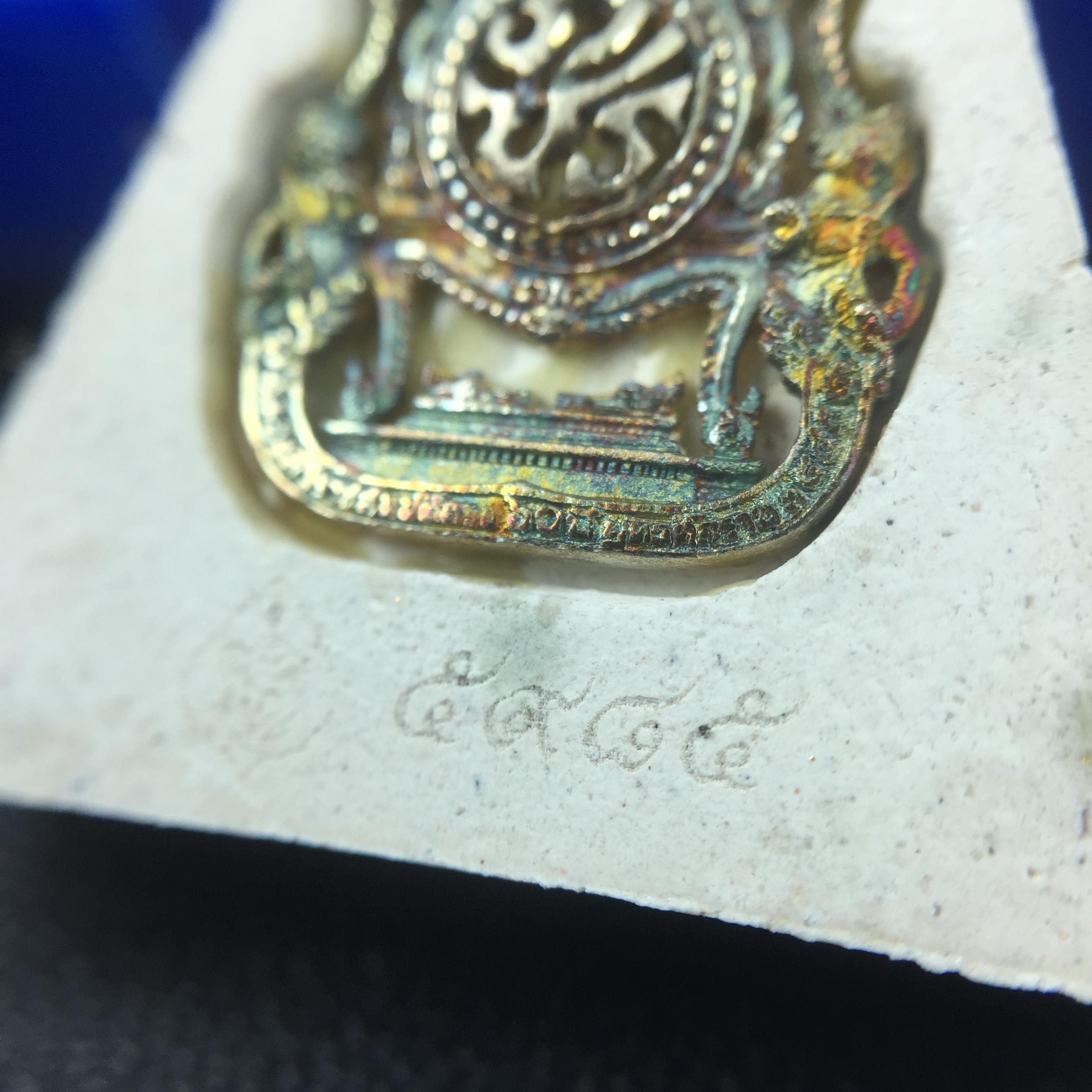 พระแก้วมรกต(จำลอง)ทรงเครื่องฤดูร้อน พระผงบูชา ด้านหน้าปิดทอง ด้านหลังตราฉลองสิริราชสมบัติครบ 60ปี เนื้อเงินขึ้นสีรุ้งธรรมชาติสร้างสรรค์งดงาม(รุ่นนี้ได้พระราชทานเส้นพระเจ้า(เส้นผม)รัชกาลที่9ในการจัดสร้าง)***องค์นี้พิเศษมองเห็นเส้นผมติดอยู่ด้านหลังชัดเจน***