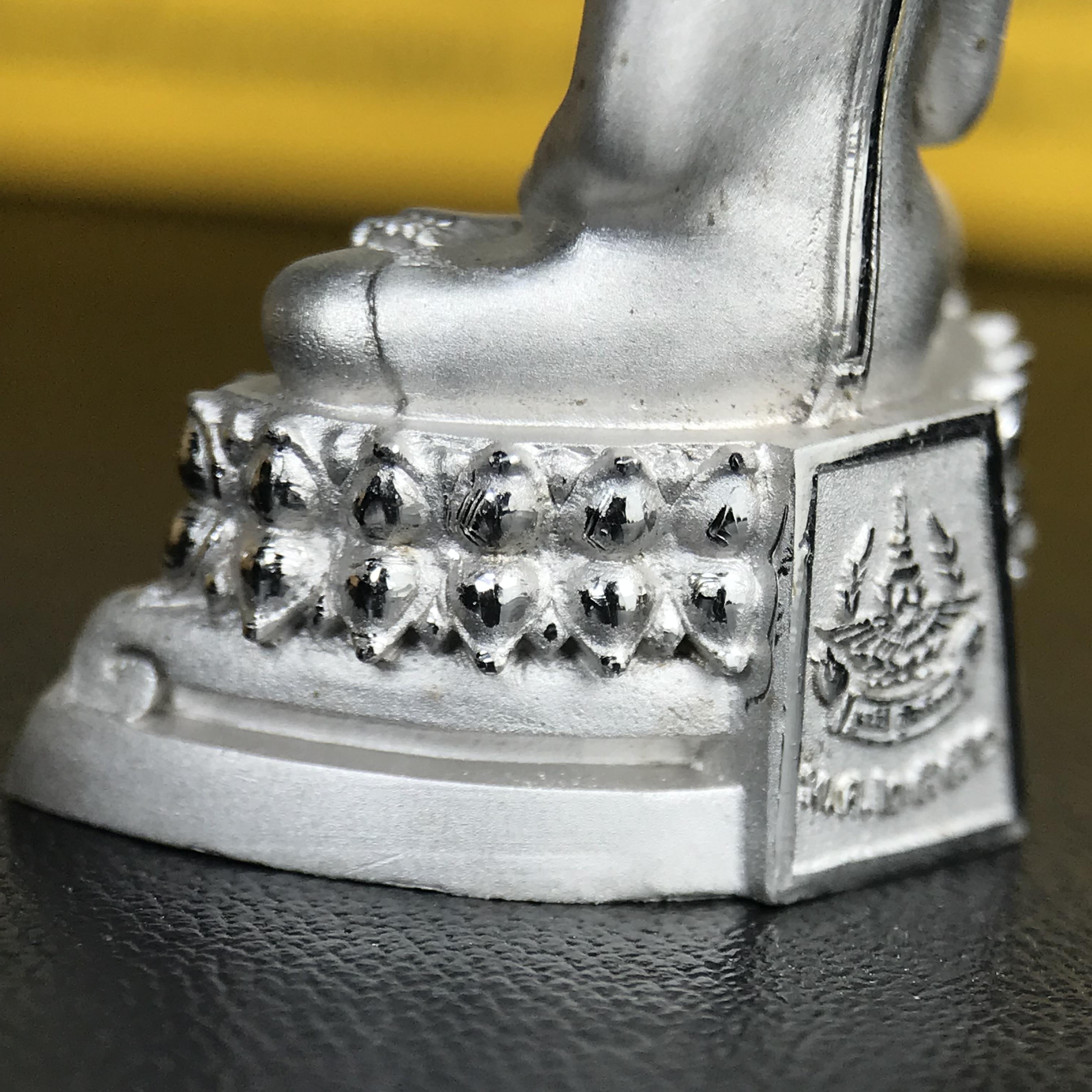 พระพุทธรูปคุ้มเกล้า ภปร.(ใต้ร่มพระบารมี คุ้มเกล้า) 60ปี โรงพยาบาลภูมิพลฯ พ.ศ.2552 เนื้อเงิน ชุบทองคำขาว(พิมพ์ใหญ่ขนาด 35.5*24 มม.)สภาพสวยเดิมพร้อมกล่องบรรจุเดิม ตอกโค๊ดหมายเลข ๘๒๒ หายาก(1ใน5000 องค์)