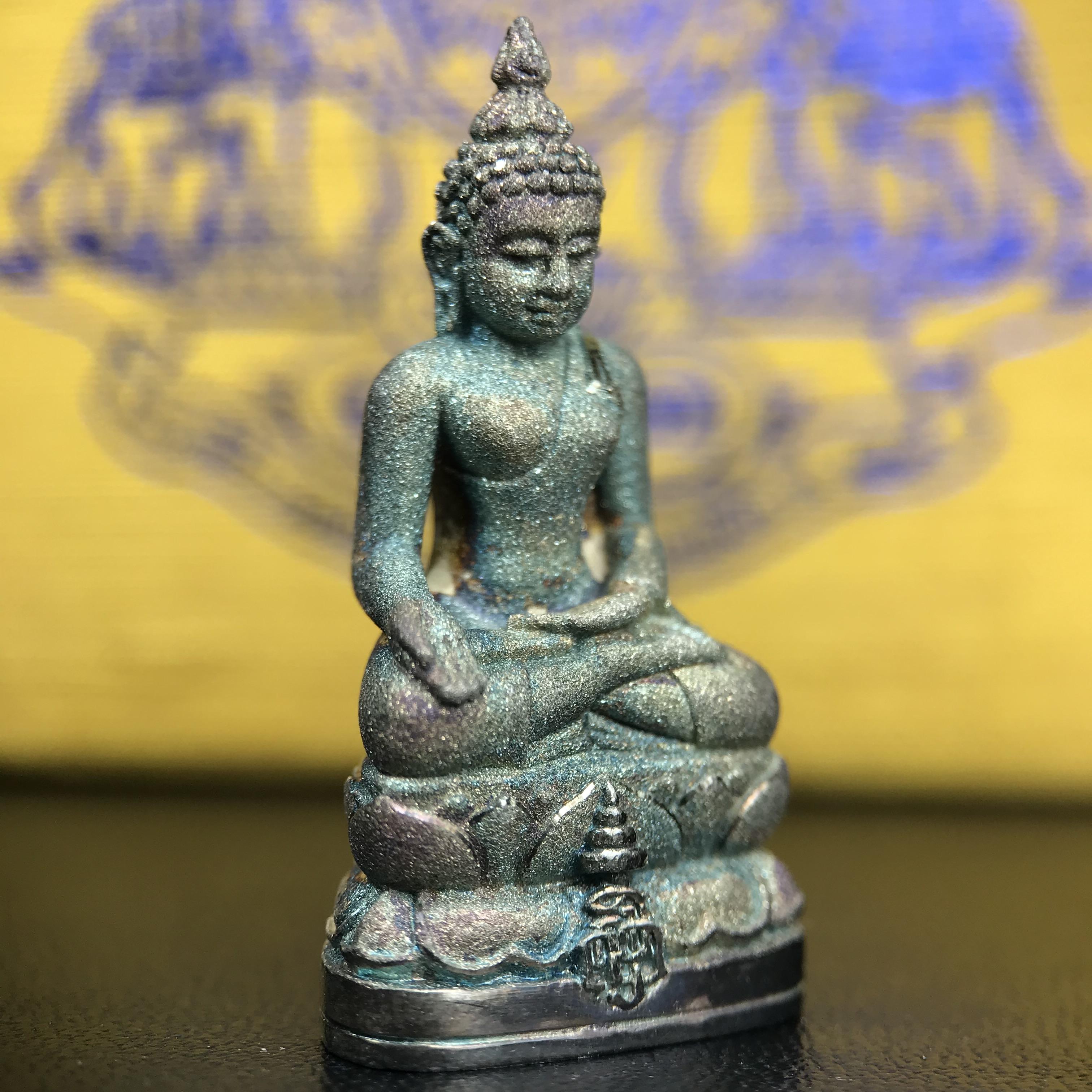 พระกริ่งไพรีพินาศ ญสส. ชุดกาญจนาภิเษกครองราชย์ 50 ปี พุทธศักราช 2538 วัดบวรนิเวศวิหาร เนื้อเงิน(ผิวเดิมขึ้นสีรุ้งขียวมรกตเข้มขลังงดงามธรรมชาติสร้างสรรค์) สภาพสวยเดิมพร้อมกล่องบรรจุเดิมผ้าไหมสีเหลืองตรากาญจนาภิเษก ตอกโค๊ดหมายเลขกำกับ ๕๐๐๑(1 ใน 8425 องค์)