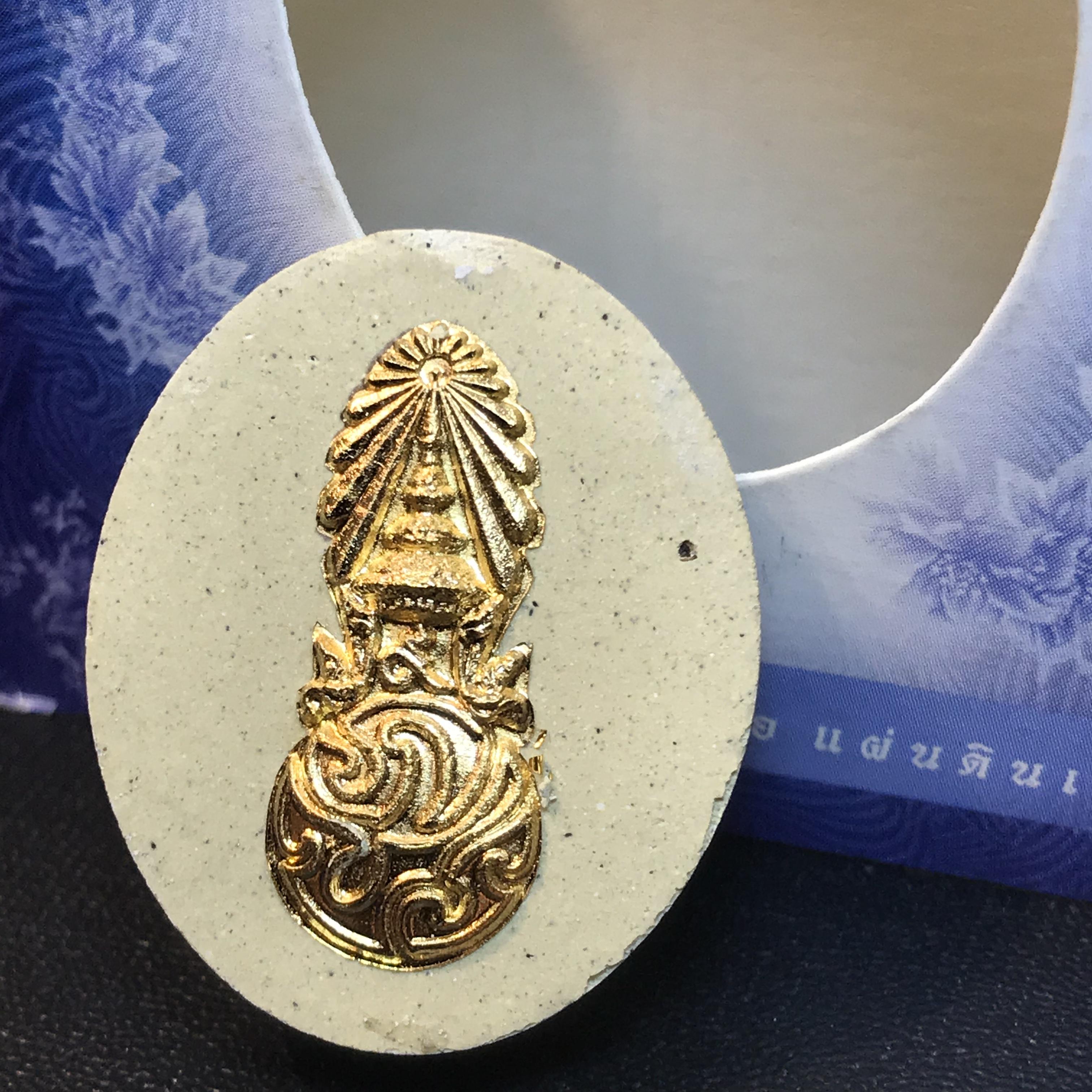 รูปหล่อพระบาทสมเด็จพระเจ้าอยู่หัว(ทรงงาน) ภปร. โครงการ เพราะแผ่นดินนี้คือแผ่นดินเกิด ปี2551 เนื้อผง ด้านหน้าปิดทอง หลัง ภ.ป.ร. ปิดทอง (มวลสารพระราชทานเส้นพระเจ้า (เส้นผม) ของพระบาทสมเด็จพระเจ้าอยู่หัวรัชกาลที่9