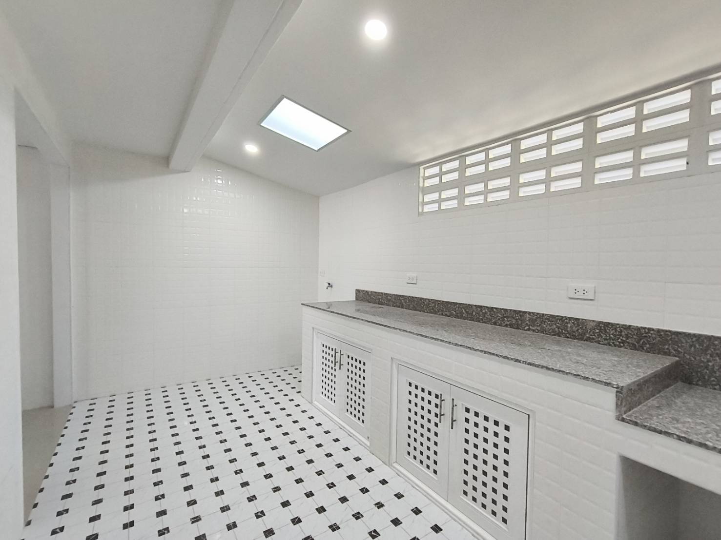 For Sales : Ratsada, 2-Storey Commercial Building, 2 bedroom 2 bathroom