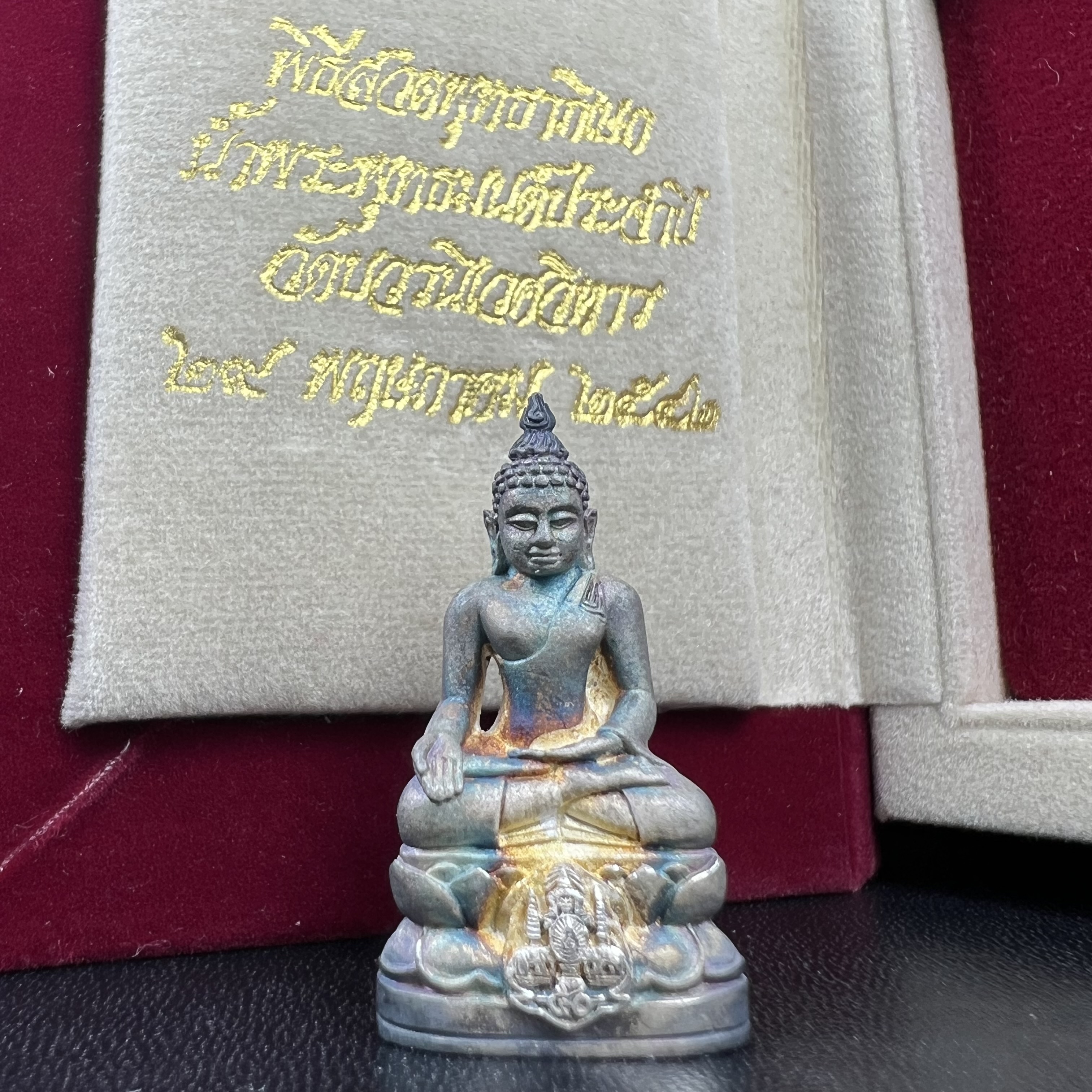 พระกริ่งไพรีพินาศ ตรากาญจนาภิเษก วัดบวรนิเวศวิหาร ที่ระลึกในหลวงรัชกาลที่9 ครองสิริราชสมบัติครบ 50ปี เนื้อเงิน(สภาพผิวเดิมขึ้นสีรุ้งธรรมชาติสวยแบบนิยม)(เสน่ห์พระเนื้อเงินสีสันที่ธรรมชาติสรรค์สร้าง)เข้มขลังทรงอานุภาพยิ่งใหญ่ กำราบศัตรูพ่ายสิ้น พระไพรีพินาศ