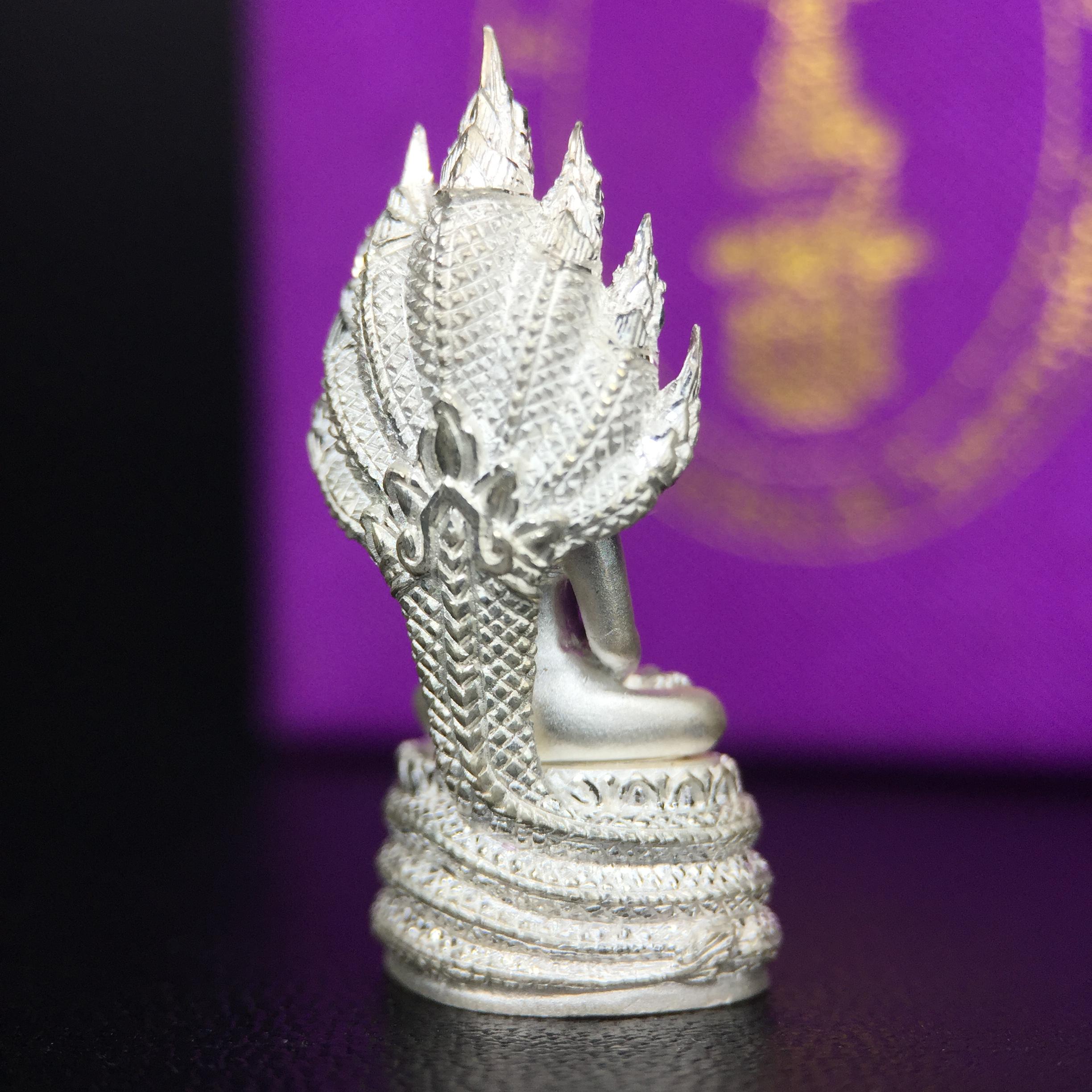 พระนาคปรก สธ. รุ่นสร้างพระอุโบสถเฉลิมพระเกียรติ 4 รอบ 84 พรรษา สมเด็จพระเทพรัตนราชสุดาฯ วัดบวรนิเวศวิหาร ปี 2543 พิมพ์เล็ก เนื้อเงินบริสุทธิ์ แบบพ่นทรายขัดเงาบางส่วน(สภาพ สวย กล่องบรรจุเดิมครบ)พิธีใหญ่ พุทธศิลป์งดงาม หายาก (1 ใน 2999 องค์)