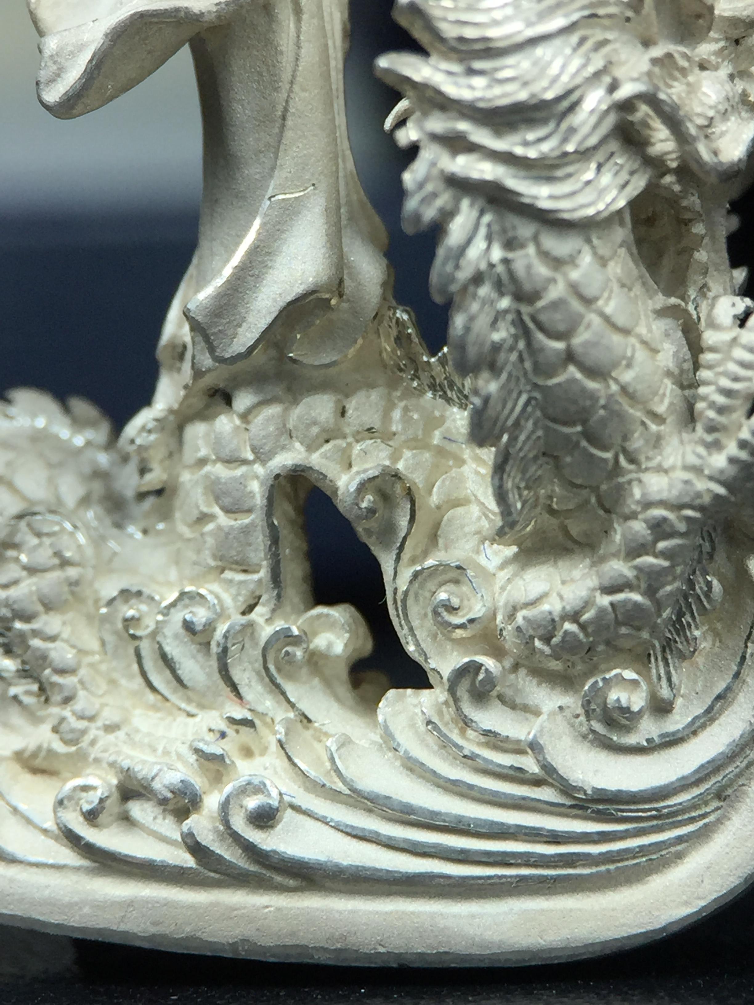 รูปหล่อลอยองค์พระโพธิสัตว์กวนอิม ทรงประทับมังกร จ.ระนอง เนื้อเงิน พิมพ์ใหญ่(สภาพผิว สวยงดงาม ทรงคุณค่า) เฉลิมฉลองในวโรกาสที่พระบาทสมเด็จพระเจ้าอยู่หัวทรงครองสิริราชสมบัติครบ 50 ปี จ.ระนอง พ.ศ.2539