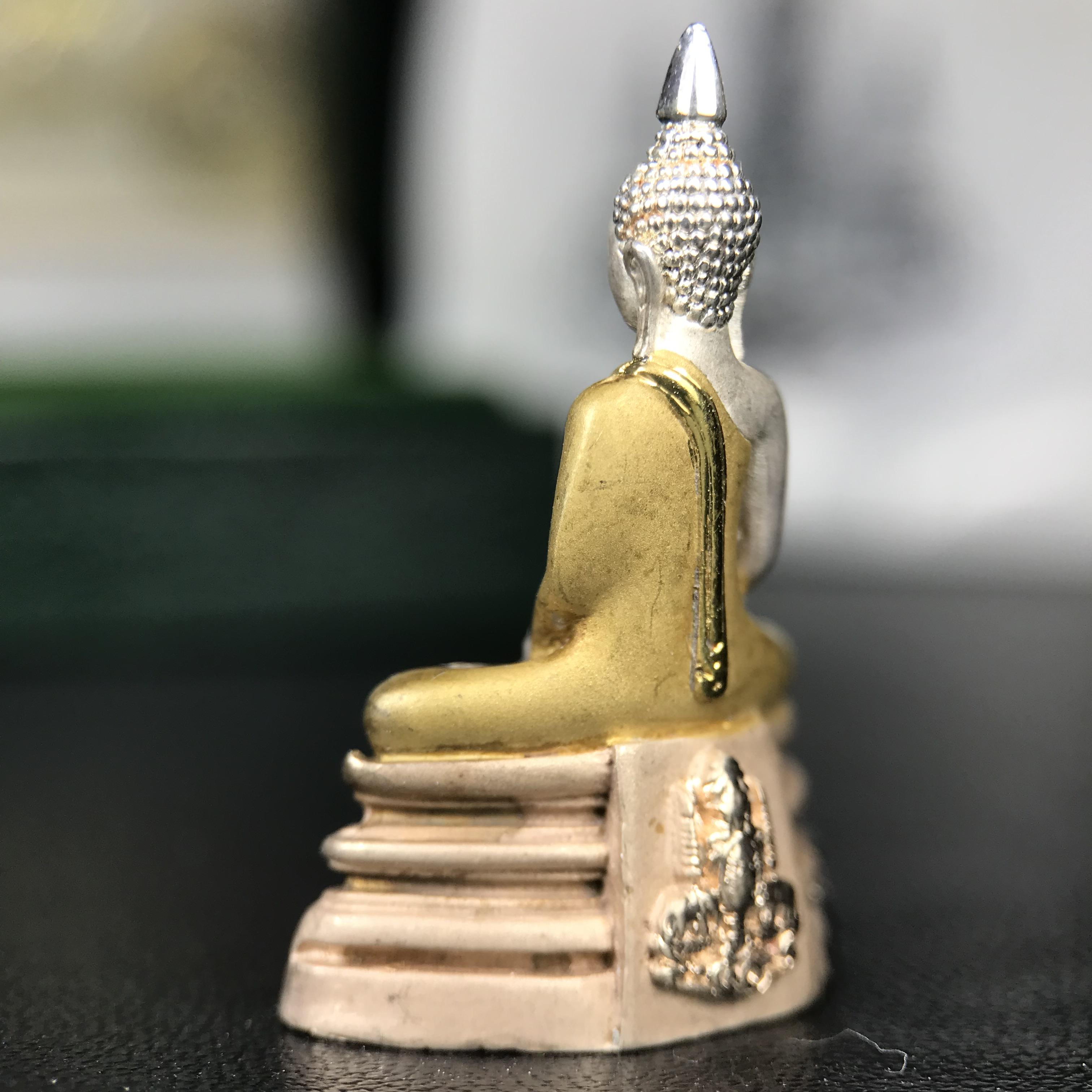 พระพุทธโสธร ภปร. รุ่นย้อนยุค สร้างพระอุโบสถ สมาคมชาวฉะเชิงเทรา จัดสร้าง ปี 2539 วโรกาสครองสิริราชสมบัติครบ 50 ปี เนื้อเงินชุบสามกษัตริย์ทรายนวลขัดเงาบางส่วน(สภาพผิวเดิม เก่าเก็บ) พร้อมกล่องบรรจุและใบรับรองเดิมครบ