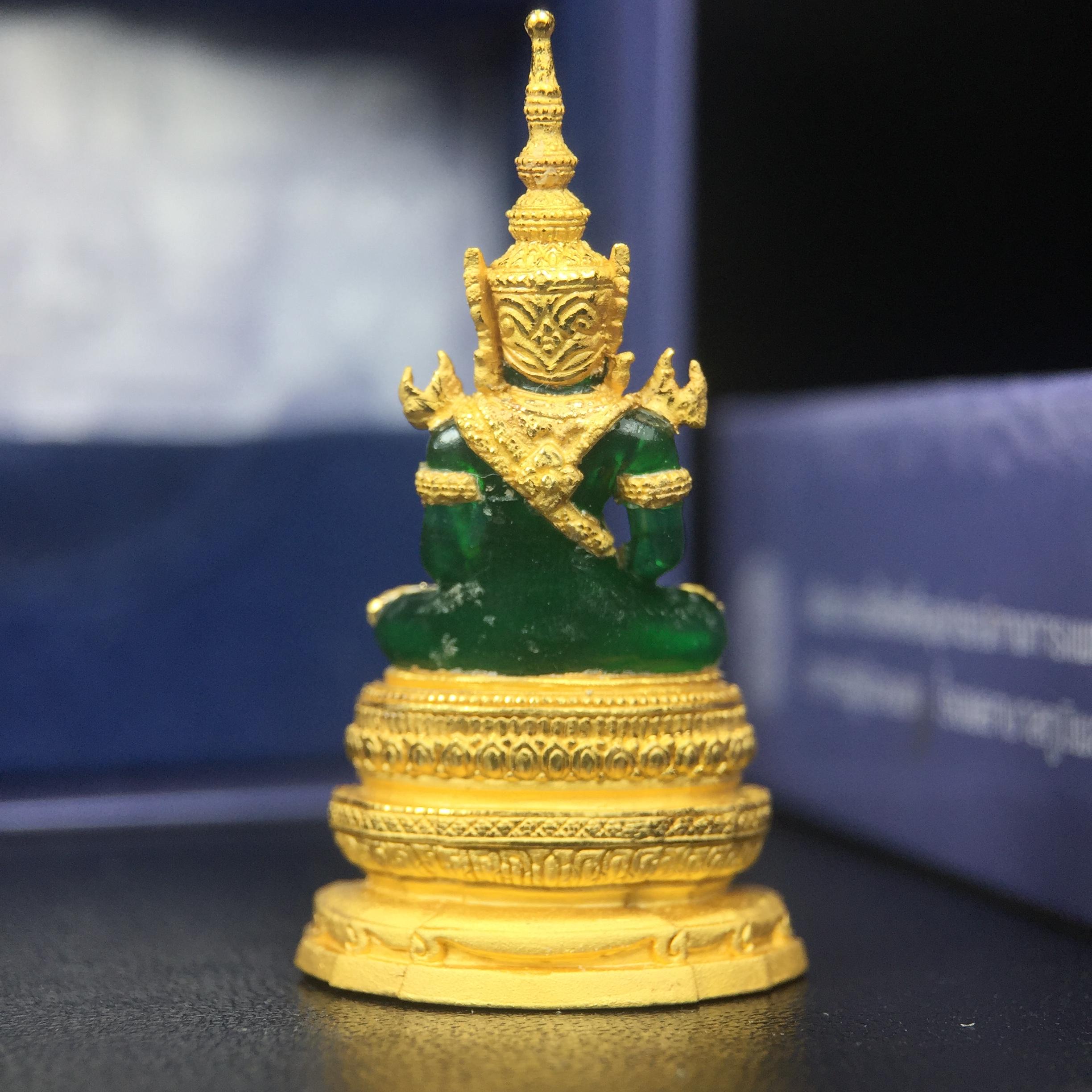 พระแก้วมรกต ภปร. จัดสร้างโดย รพ.ภูมิพลฯ ปี2547 ลอยองค์ขนาดหน้าตัก 1/2 นิ้ว เนื้อเรซิ่นหุ้มทองคำ99.99 งดงามทรงคุณค่าอีกหนึ่งรุ่นยอดนิยม หายาก