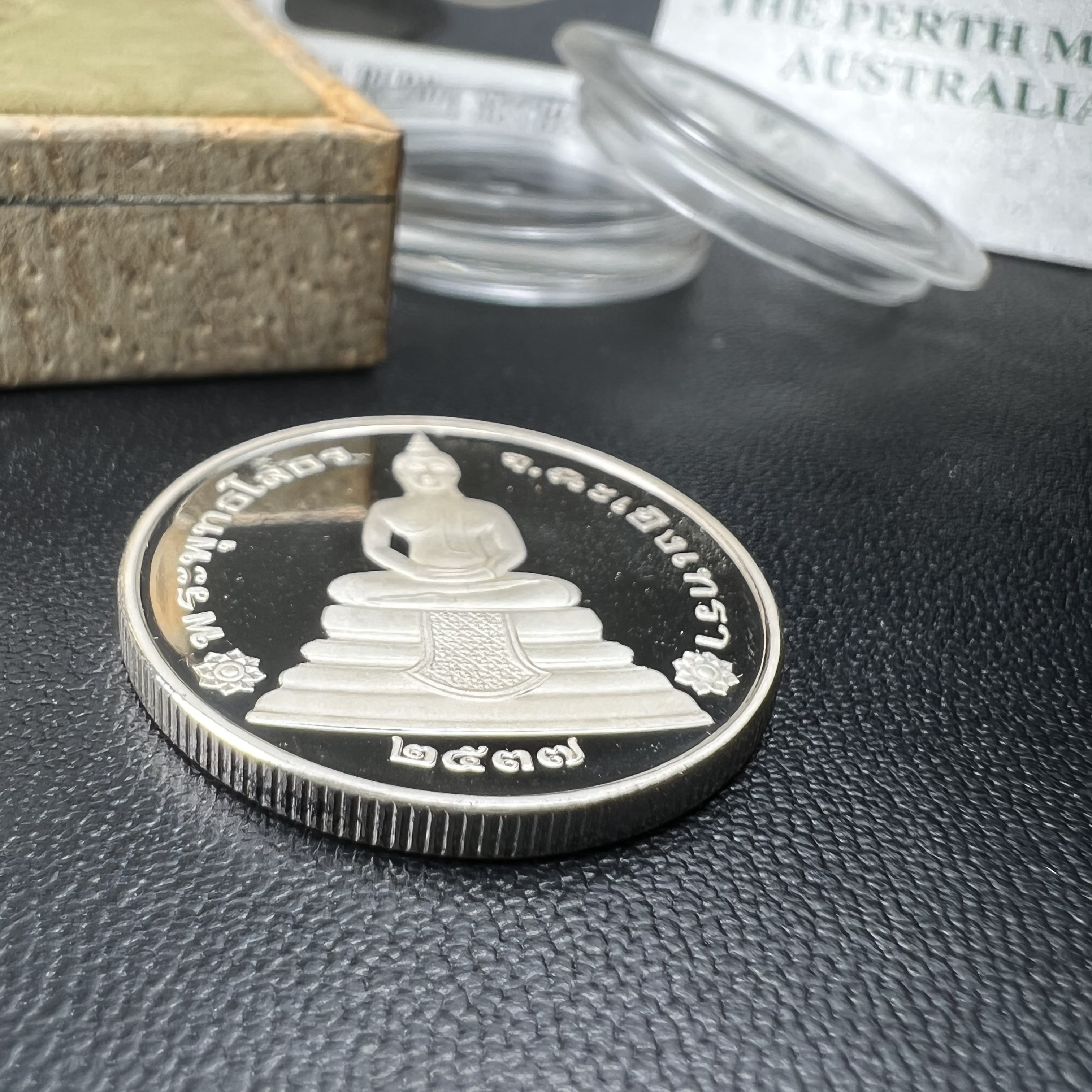 เหรียญพระพุทธโสธร รุ่นนานาชาติ(รุ่นแรก) วัดโสธรวรารามวรวิหาร ปี 2537 หลังพระธรรมจักร เนื้อเงินขัดเงา ขนาด 2.5 มม.สภาพสวยพร้อมกล่องและการ์ดใบรับรองเดิมครบสมบูรณ์(1 ใน 5000 เหรียญ)