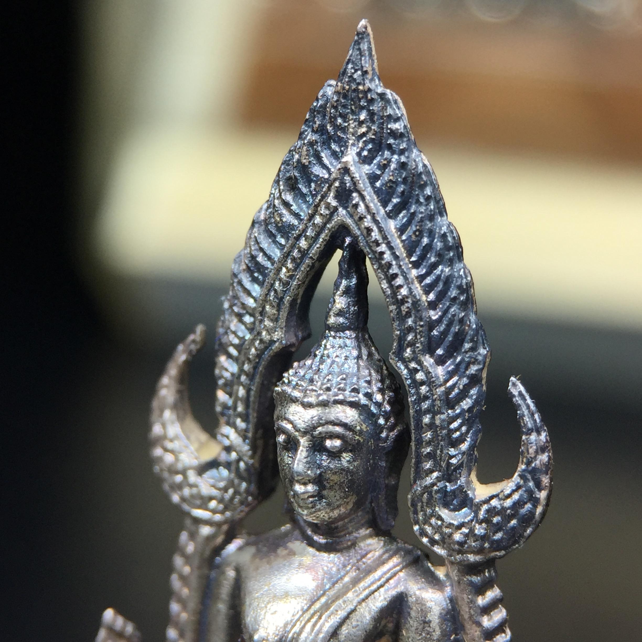 พระกริ่งพระพุทธชินราช มวก. วัดเบญจมบพิตร ปี 2519(รุ่นพิเศษ รุ่นแรก รุ่นเดียว)เนื้อเงิน(สภาพสวยผิวเดิมติดรุ้งผิวขึ้นน้ำทองสวยมีเสน่ห์ตามกาลเวลา)(ในหลวงรัชกาลที่9และสมเด็จพระราชินีเสด็จฯเททอง)(พิธีใหญ่ เกจิอาจารย์ในยุคยอดนิยมร่วมปลุกเสก) (องค์หมายเลข ๒๕๓๐)