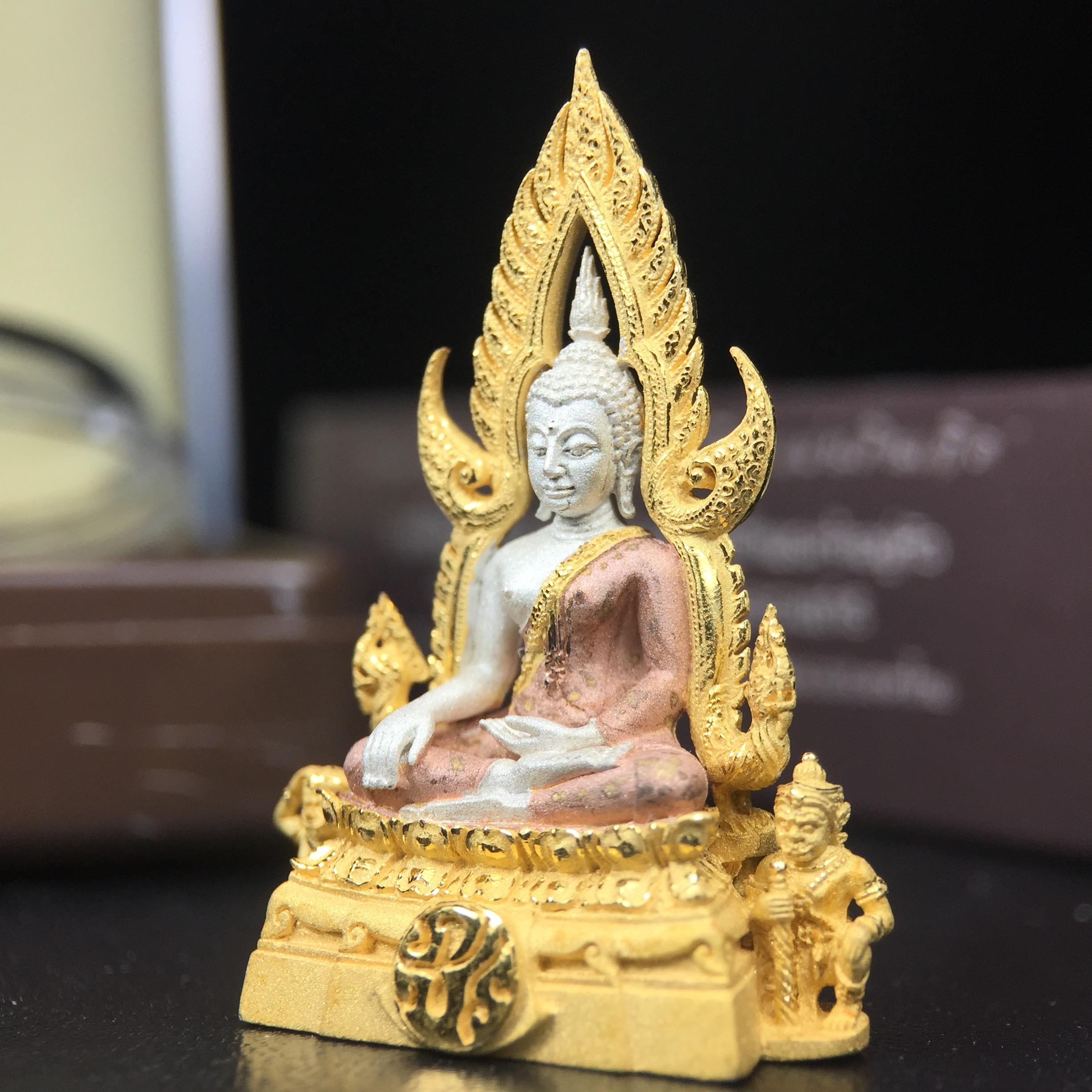 พระพุทธชินราช ภปร. โครงการ "เพราะแผ่นดินนี้ คือ แผ่นดินเกิด" ปี2548(รุ่นแรก) ลอยองค์ หน้าตัก 1/2 นิ้ว เนื้อเงินสามกษัตริย์ พุทธศิลป์งดงามทรงคุณค่า รุ่นยอดนิยม