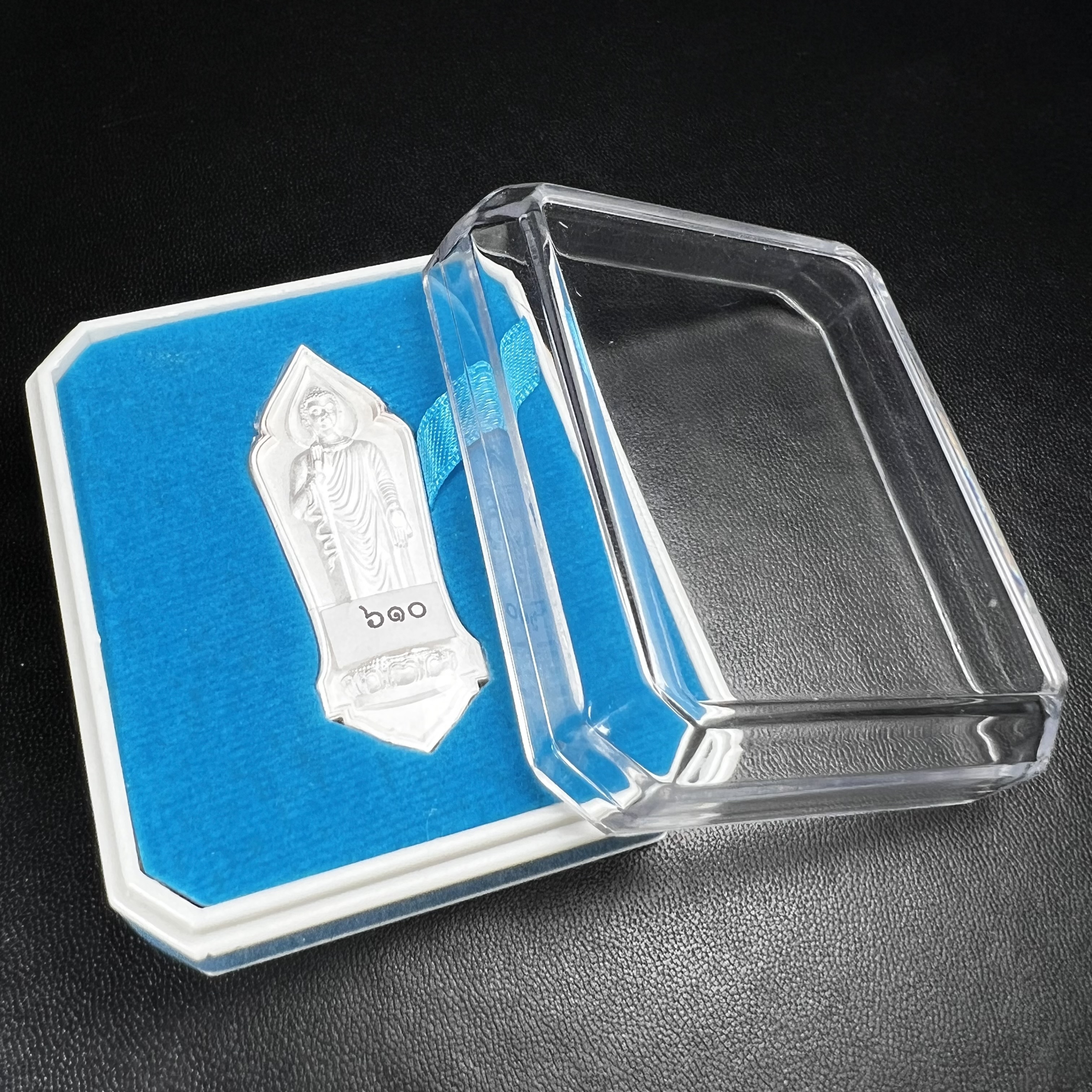 เหรียญที่ระลึกพระพุทธเมตตาประชาไทยไตรโลกนาถคันธารราฐอนุสรณ์ หลัง ภปร. และ สก. วัดทิพย์สุคนธาราม จ.กาญจนบุรี ปี 2558 เนื้อเงิน 99.99% ขนาดสูง 4.6 ซม. ที่ระลึก ร.9 พระชนมพรรษาครบ 7 รอบ และ สมเด็จพระราชินี พระชนมพรรษา 80 พรรษา พิธีใหญ่(หายาก1 ใน 999 เหรียญ)