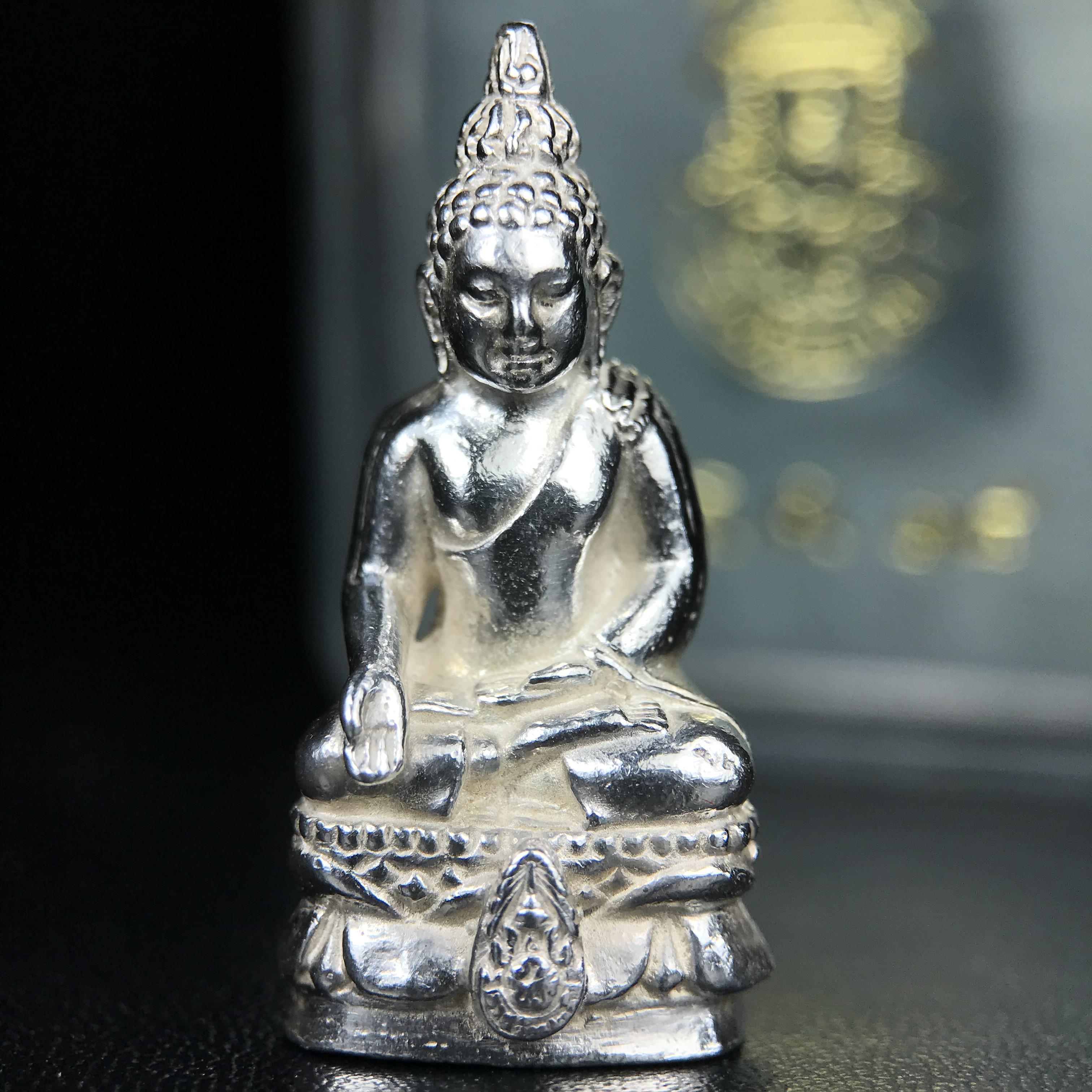 พระกริ่งไพรีพินาศ รุ่น ภปร. ราชวิทยาลัย ปี 2535 เนื้อเงิน(สภาพผิวขาวสวยใส)(ตอกโค้ดพระนามย่อ ญสส ใต้เศวตรฉัตร และ พระปรมาภิไธยย่อ ภปร.) ปลุกเสกโดยหลวงพ่อเปิ่น วัดบางพระและสมเด็จพระญาณสังวร สมเด็จพระสังฆราช วัดบวรนิเวศวิหาร(1 ใน 2535 องค์)