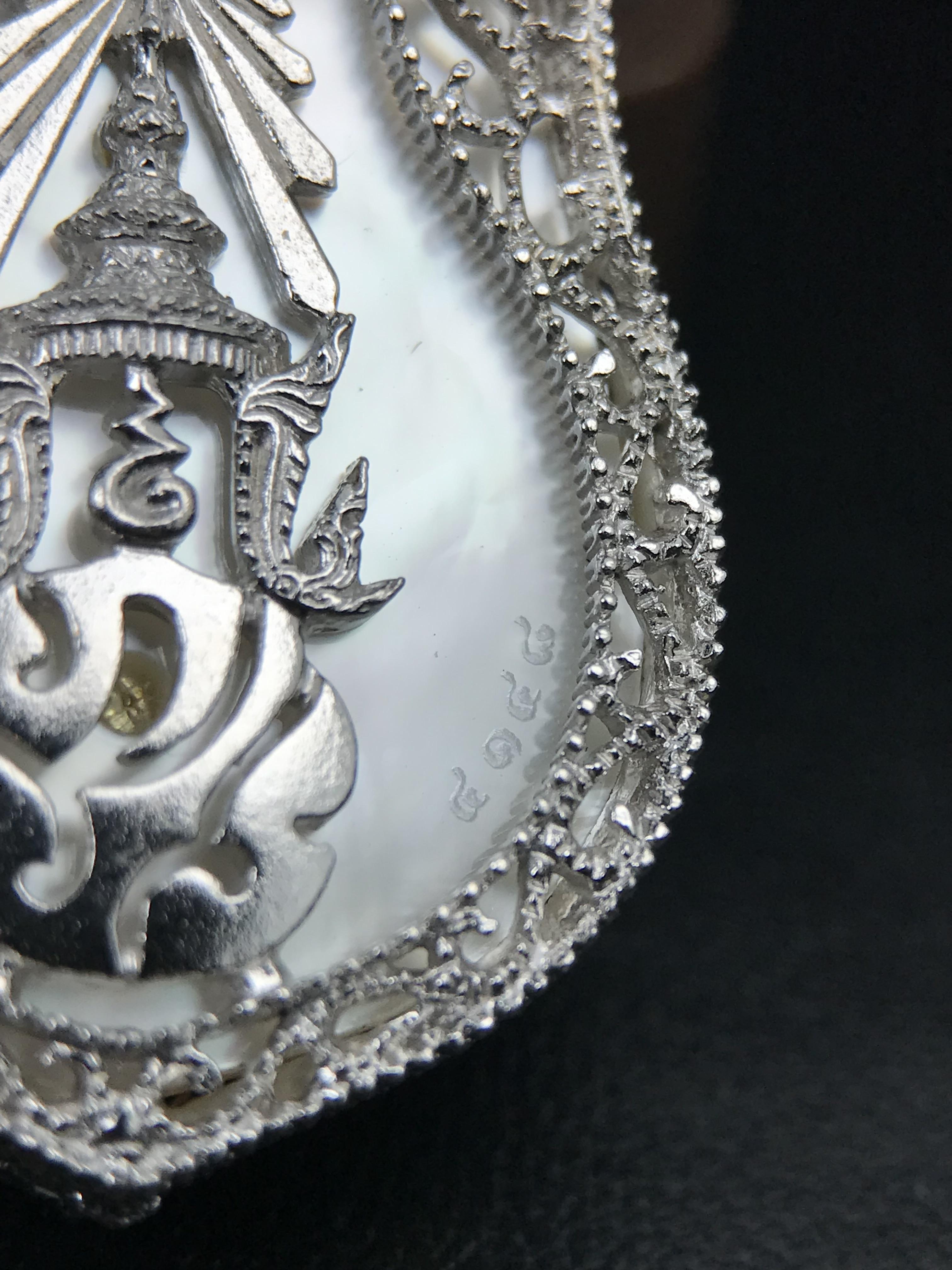 พระพุทธชินราช ภปร. โครงการ "เพราะแผ่นดินนี้ คือ แผ่นดินเกิด" ปี2548(รุ่นแรก) เหรียญทรงเสมา ขนาด 21 x 29 มม.เนื้อเงินสามกษัตริย์ องค์พระชุบสามกษัตริย์ ล้อมด้วยกรอบเงินชุบทองคำขาวสลักเสลาเป็นลวดลายละเอียดอ่อน ส่วนพื้นองค์พระเป็นเปลือกหอยมุขงดงาม