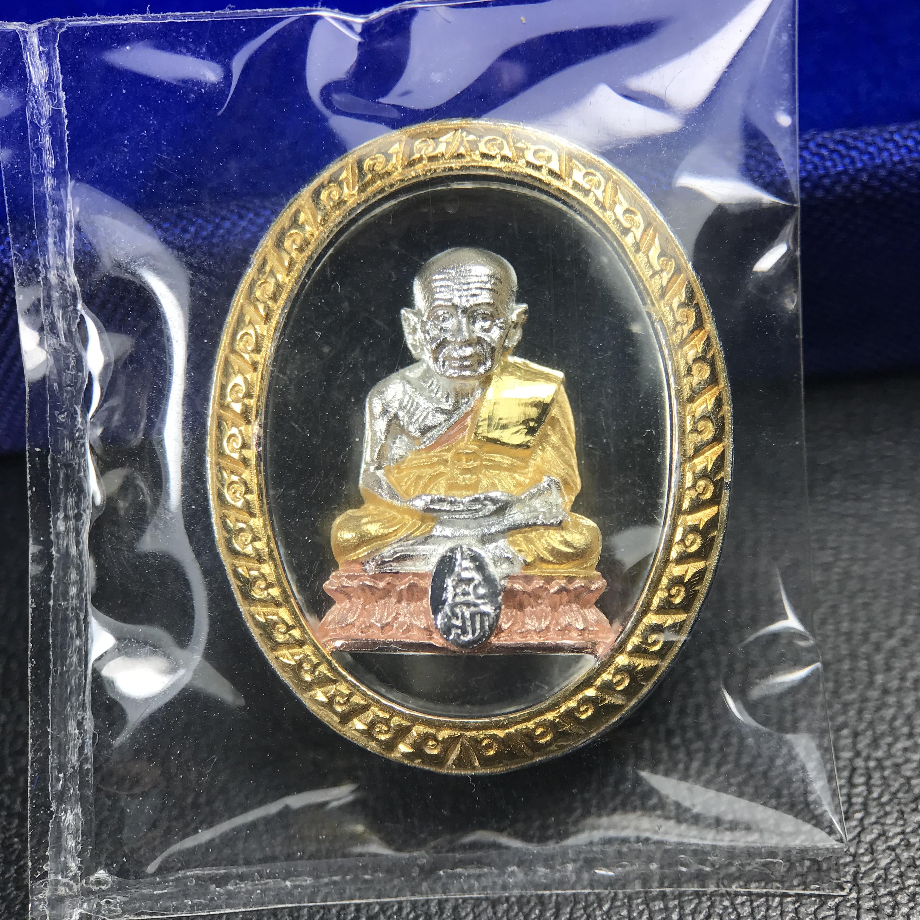 สมเด็จหลวงปู่ทวด วัดช้างให้ รุ่น เฉลิมพระเกียรติ ตราสัญลักษณ์ มวก. พิมพ์รูปไข่เนื้อเงิน-สามกษัตริย์ ปี 2544 พิธีพุทธาภิเษกใหญ่ ณ อุโบสถวัดช้างให้และอุโบสถวัดพระศรีรัตนศาสดาราม ( วัดพระแก้ว )โดยนิมนต์เกจิชื่อดังสายใต้ทั้งหมดจำนวน 108 รูป(องค์หมายเลข 3906)