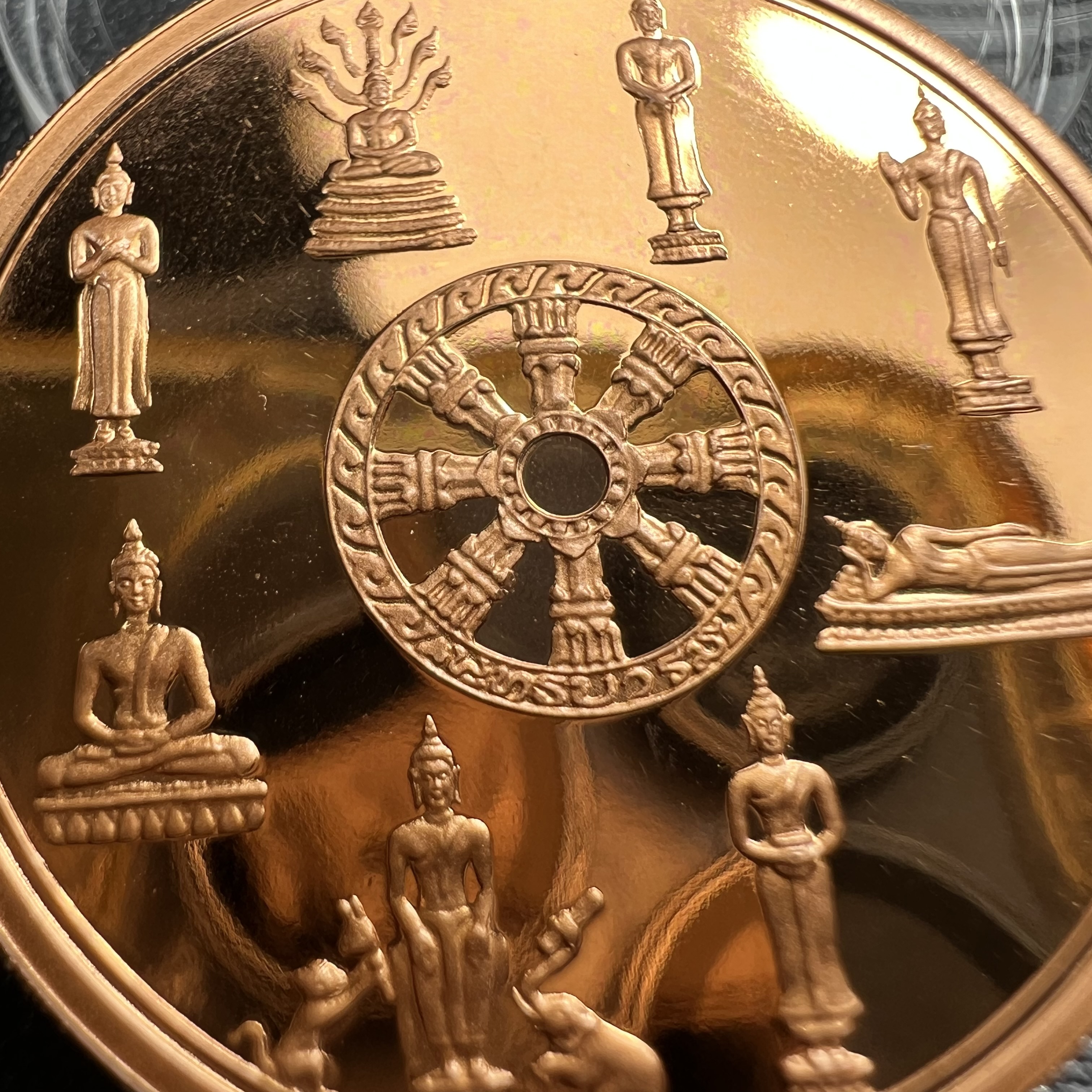 เหรียญพระแก้วมรกต พระพุทธชินราช พระพุทธโสธร รุ่นพุทธบารมี ปี 2540 เนื้อทองแดงขัดเงา พิธีพุทธาภิเษก 2 พิธี มหามงคล (พระพุทธคู่บ้านคู่เมือง รูปแบบเหรียญสวยงดงามมาก พิธีใหญ่ เป็นที่นิยม)