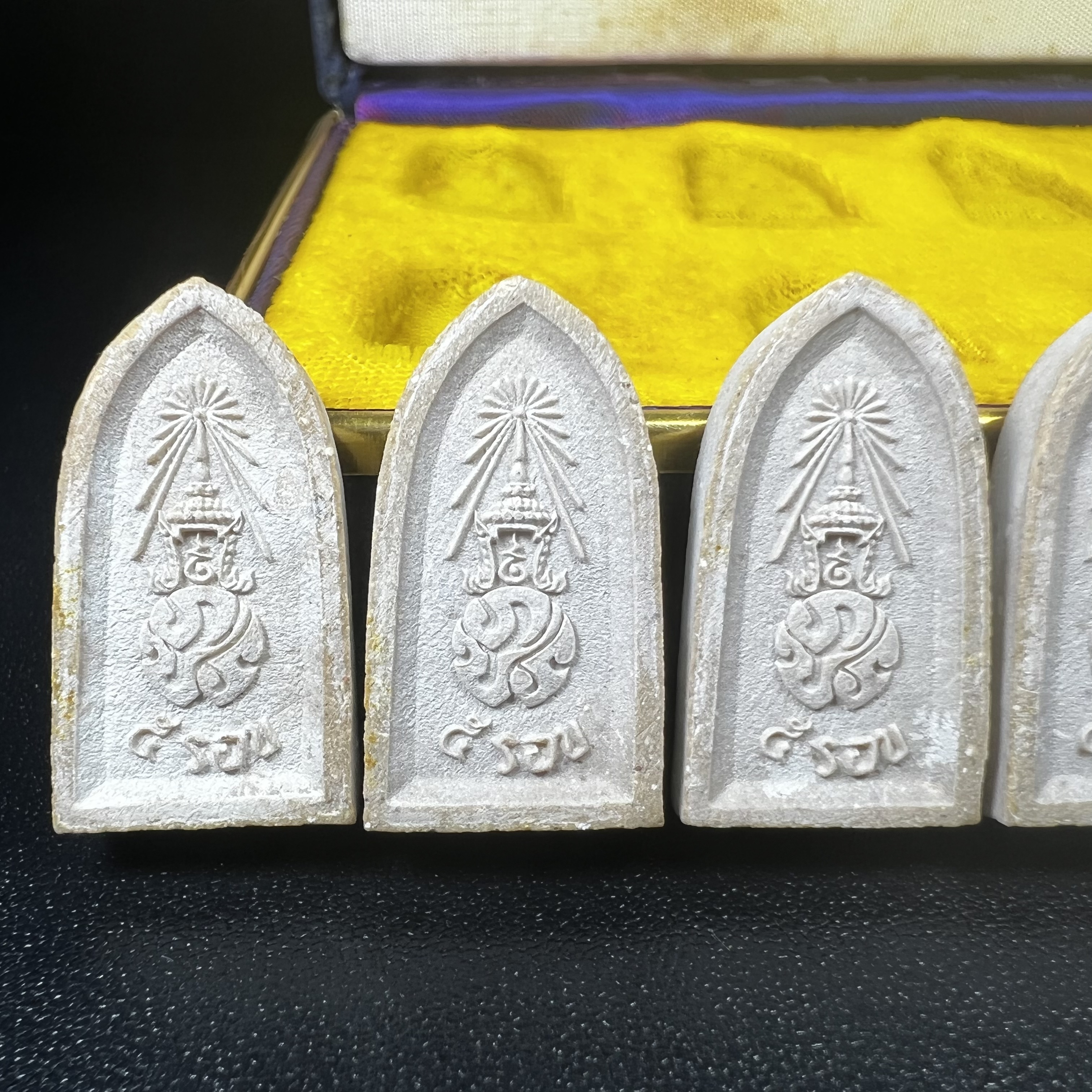 พระไพรีพินาศ ภปร. ครบ 5 รอบ ในหลวงรัชกาลที่ 9 ปี 2530(เนื้อผงพิมพ์ใหญ่) ชุดกรรมการ บรรจุจำนวน 10 องค์ ในกล่อง ตราสัญลักษณ์ ภปร.(ในหลวงรัชกาลที่9เสด็จในพิธีเจิมพระสุหร่าย)พระดี พิธีใหญ่ ประกอบพิธีพุทธาภิเษกพร้อมกับพิธีพระกริ่งปวเรศ ปี2530 วัดบวรนิเวศวิหาร