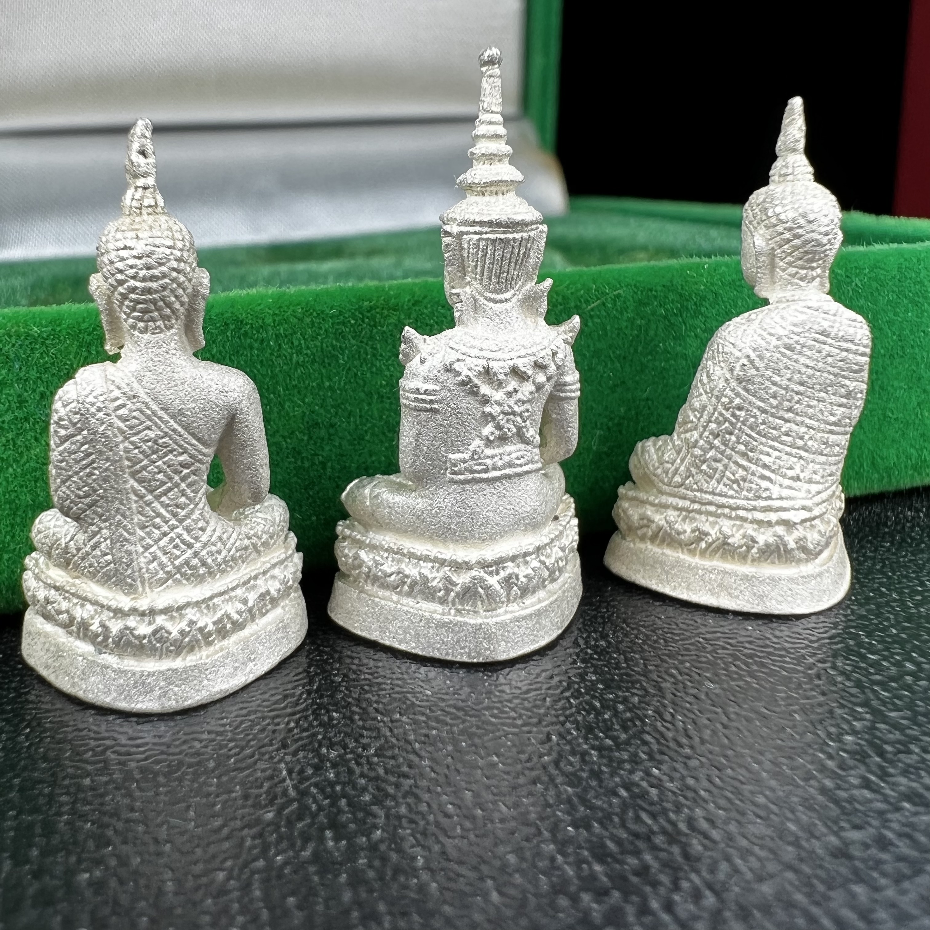 พระแก้วมรกต สธ. วัดบวรนิเวศวิหาร พ.ศ.2538 รูปเหมือนลอยองค์พระแก้วมรกต ชุดเงินบริสุทธิ์ ทรงเครื่อง 3 ฤดู (มีโค็ด หมายเลขกำกับชุดที่ 1396)พิมพ์ใหญ่ 3 องค์ 3 ฤดู ร้อน ฝน หนาว(1 ใน 2000 ชุด)หายาก