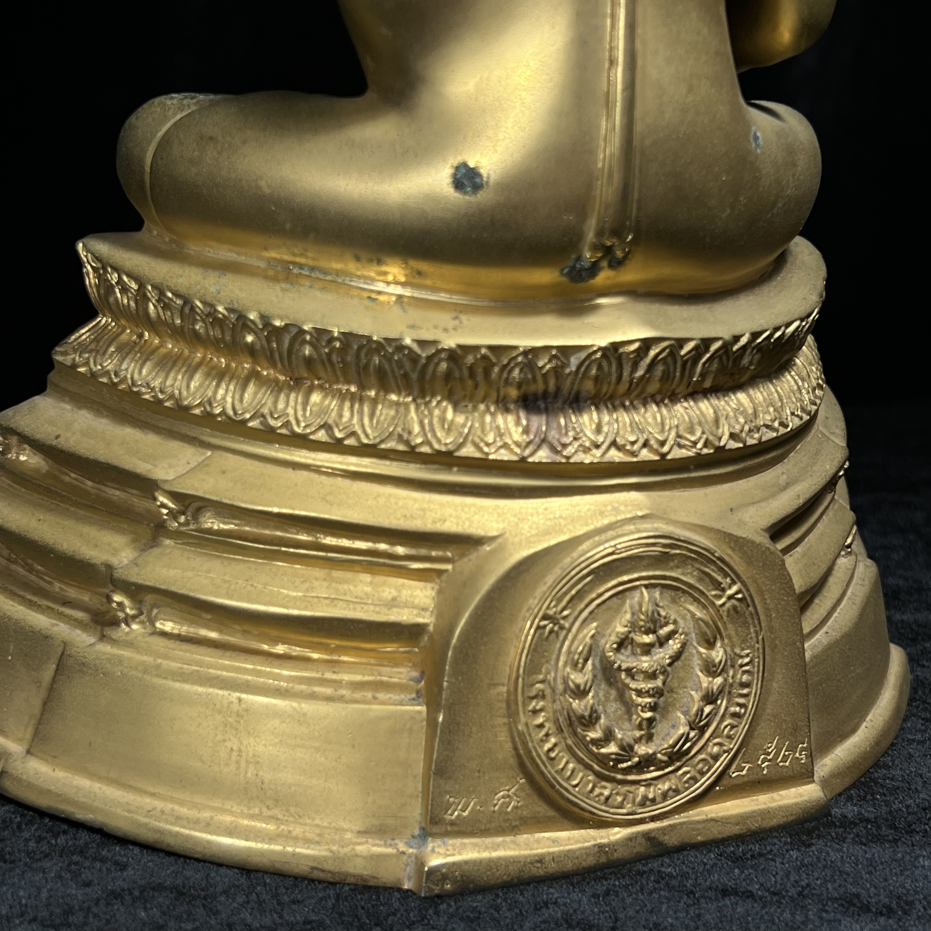 พระบูชาพระพุทธศิรมงคล ภปร. วัตถุมงคลคุ้มเกล้าปี2524 ของมูลนิธิคุ้มเกล้า โรงพยาบาลภูมิพลจัดสร้าง ขนาดหน้าตัก5นิ้ว(ในหลวงรัชกาลที่9 ทรงจุดไฟพระฤกษ์และเททอง พิธีใหญ่)ยอดนิยมหายาก