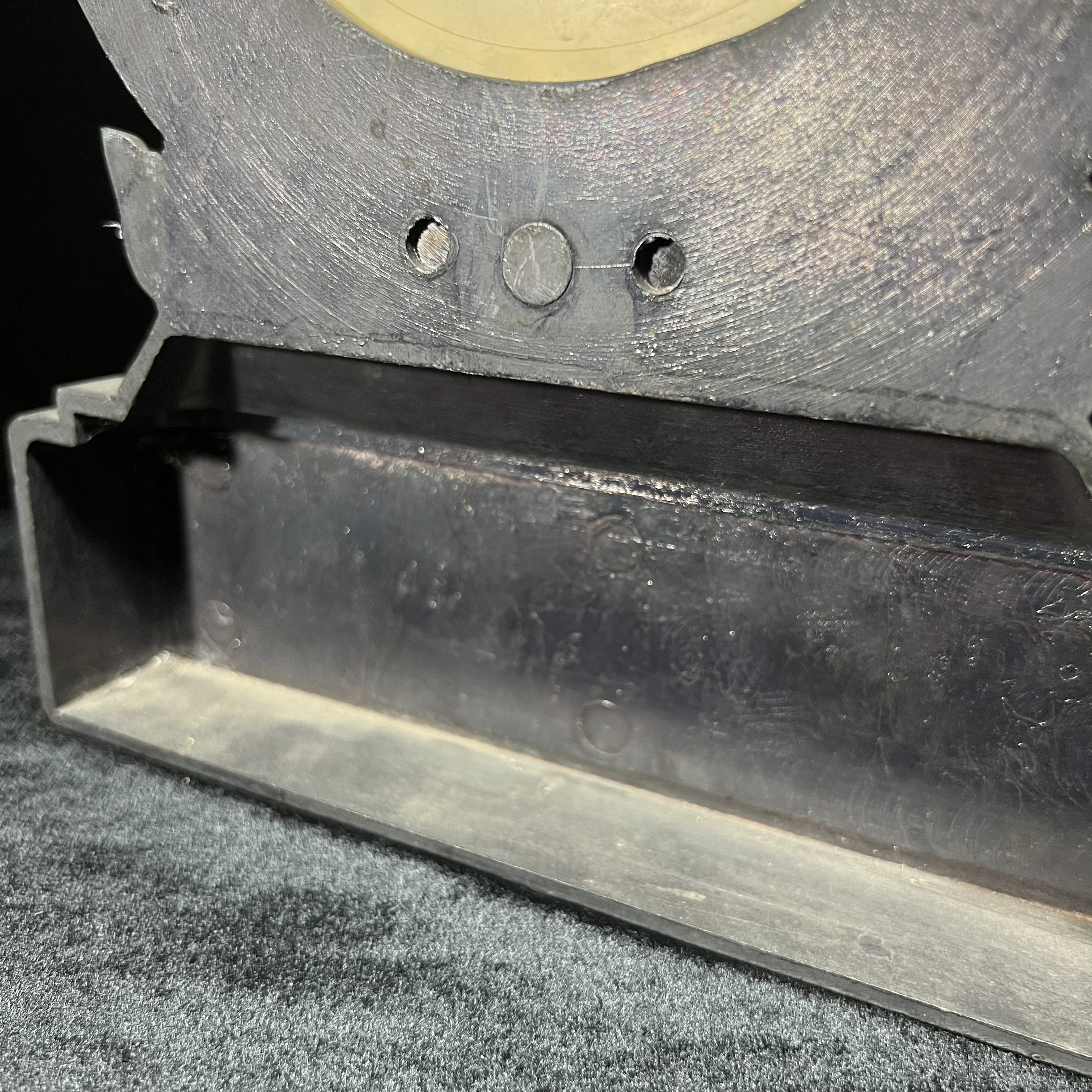 แผ่นโล่พระพิมพ์พระพุทธชินราชขนาดบูชา(กรรมการ) จำลองในแบบคล้ายนวโลหะเนื้อรีจิท พร้อมฐานโลหะกรอบซุ้มลายกนก ขนาดบูชาสูง13*8.5 นิ้ว วัตถุมงคลคุ้มเกล้าฯ มหามงคล รัชกาลที่ 9 จัดสร้างปี 2527 พิธีใหญ่ ยอดนิยมหายาก(พบเจอน้อยมาก)