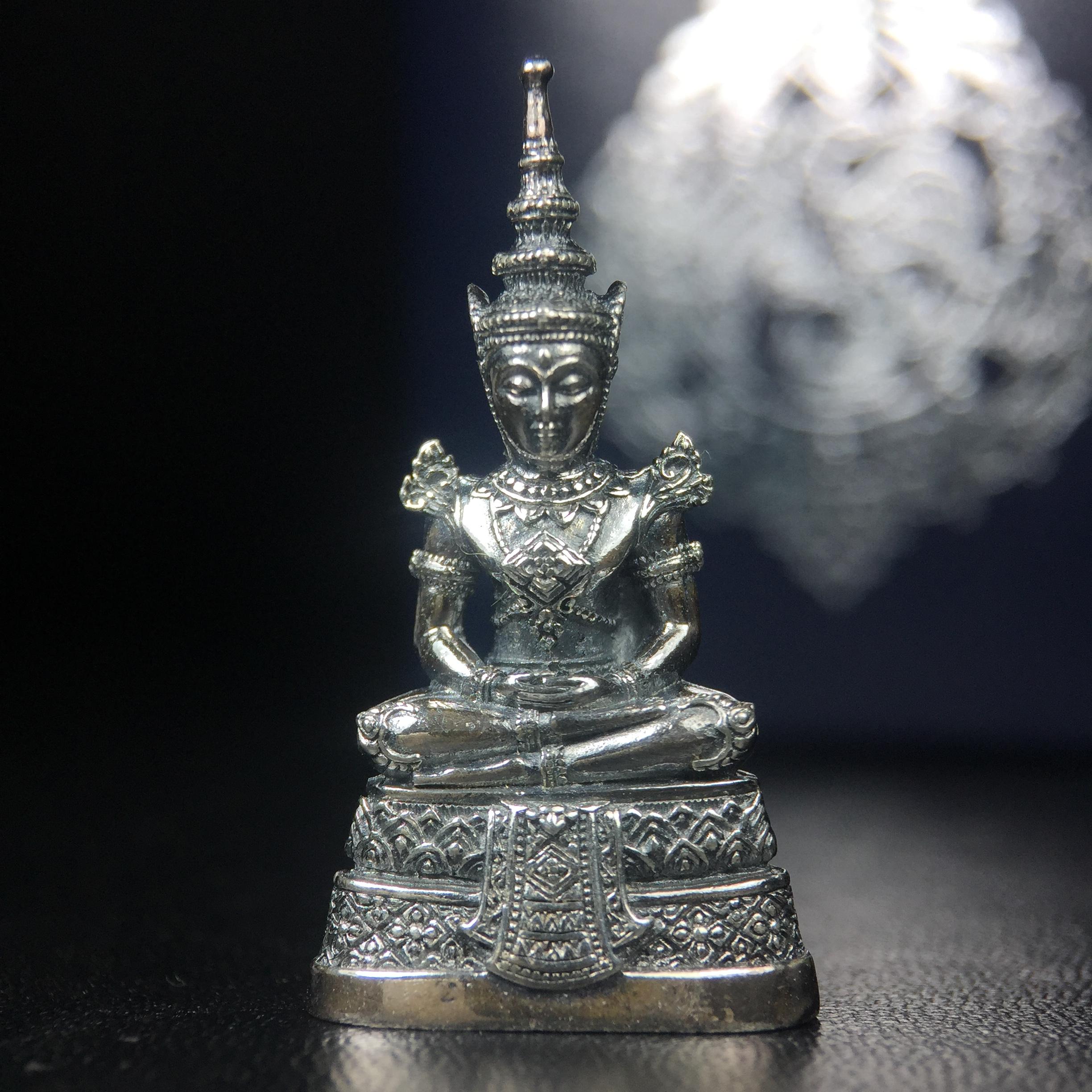 พระแก้วมรกต กรมสรรพสามิตจัดสร้างขึ้นเนื่องในโอกาสครบรอบ 64 ปีของกรมสรรพสามิต และเนื่องในวโรกาสที่พระบาทสมเด็จพระเจ้าอยู่หัวทรงครองราชย์ครบ 50 ปีในปีกาญจนาภิเษก เมื่อ พ.ศ.2539 เนื้อเงินรมดำขัดเงาพร้อมกล่องบรรจุเดิม