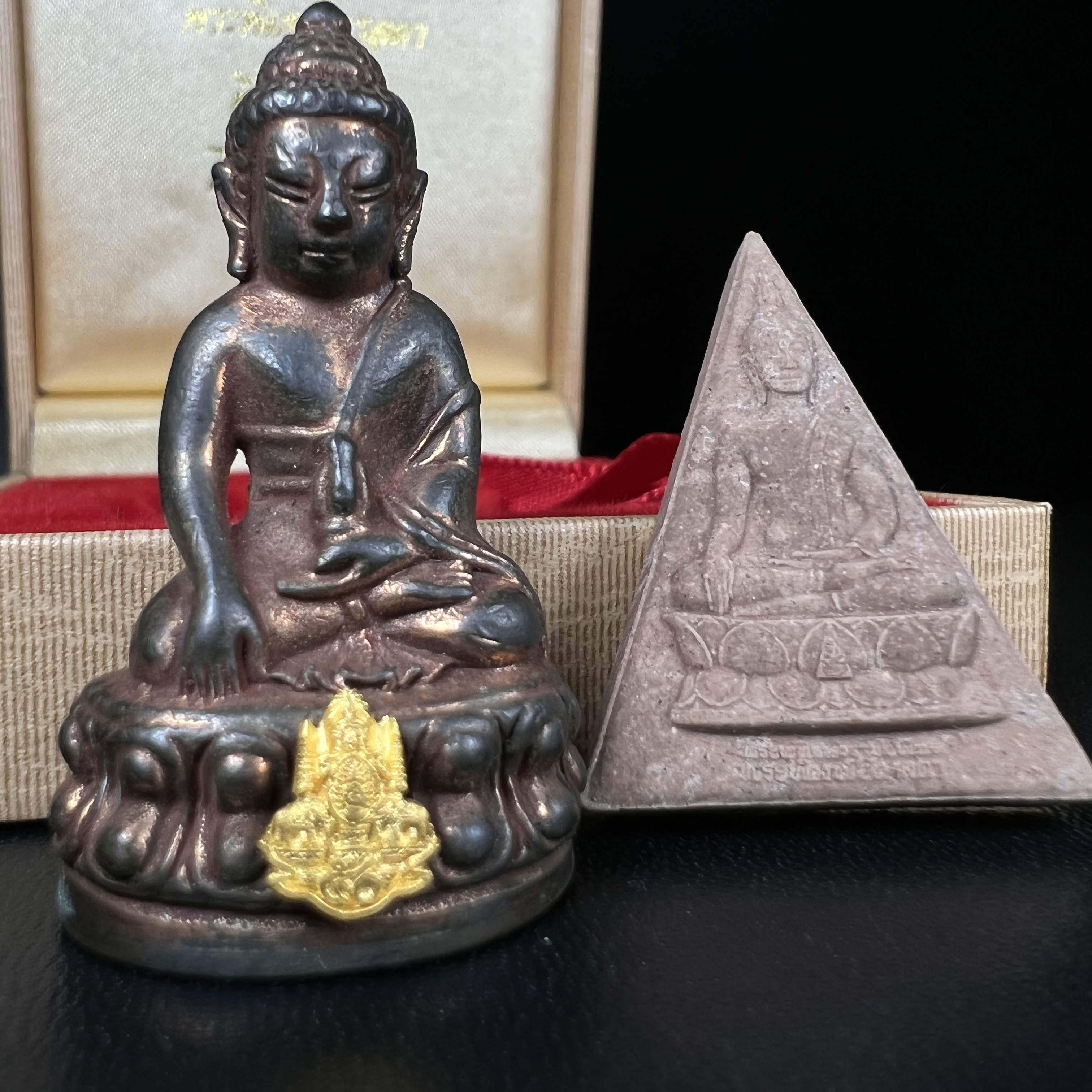 พระกริ่งเจริญโภคทรัพย์ พระพิมพ์จิตรลดา ที่ระลึกโครงการหลวง ปี 2539 ฉลองครองราชสมบัติครบ 50 ปี รัชกาลที่ 9 ตรากาญจนาภิเษกทองคำ(เนื้อทองคำแท้)(ชุดกรรมการหายาก)(1ใน1999ชุด)