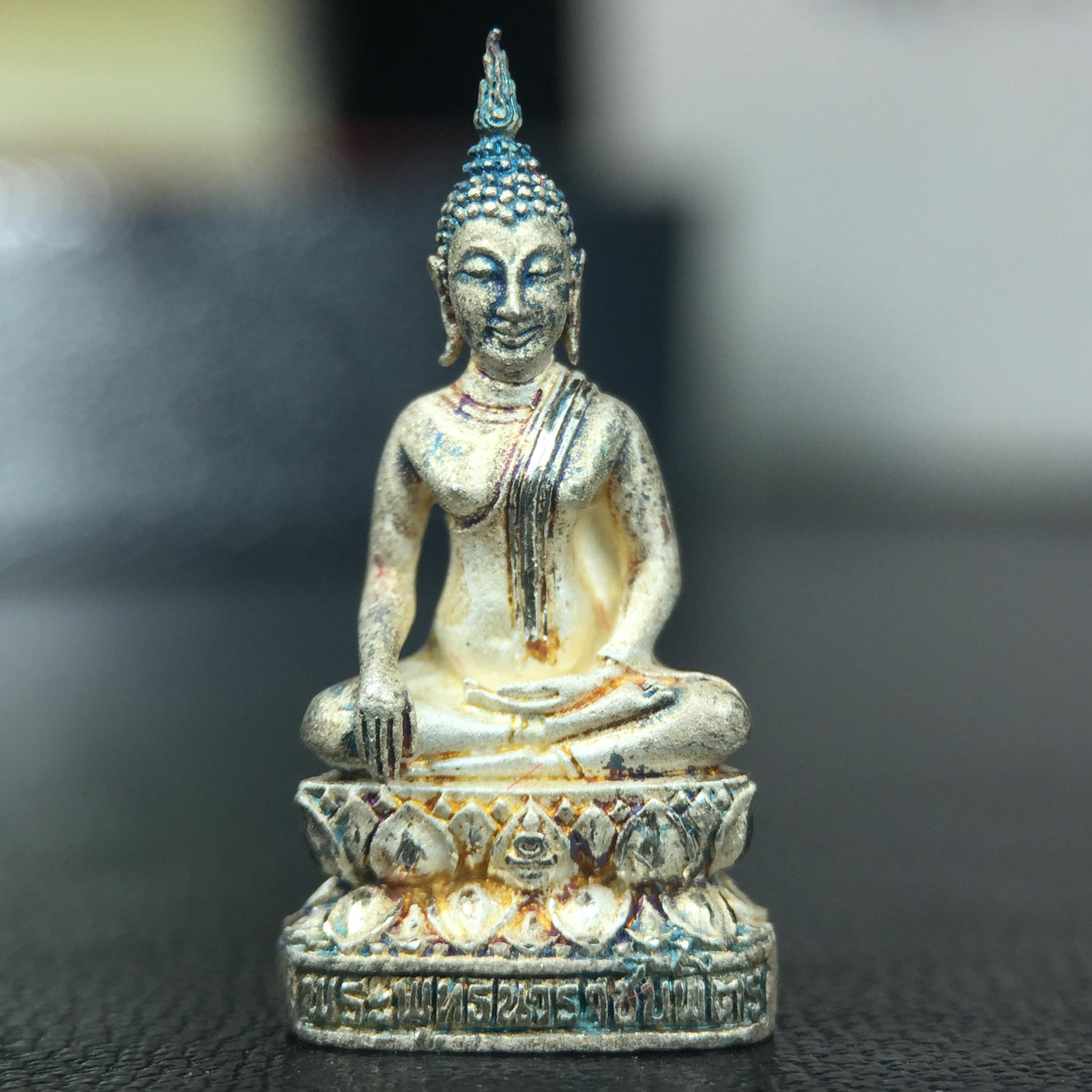 พระชัยวัฒน์พระพุทธนวราชบพิตร ครองสิริราชสมบัติครบ 50 ปี พ.ศ.2540 ขนาดสูง 1.9 ซม. เนื้อเงิน(ผิวเดิมๆขึ้นสีรุ้งธรรมชาติสวย) พร้อมกล่องบรรจุเดิมครบสมบูรณ์ 1ใน 9500 องค์(พุทธนวราชบพิตร นิมิตรหมายแห่งความสามัคคี ด้วยไมตรีแห่งองค์พระภูมิพล)