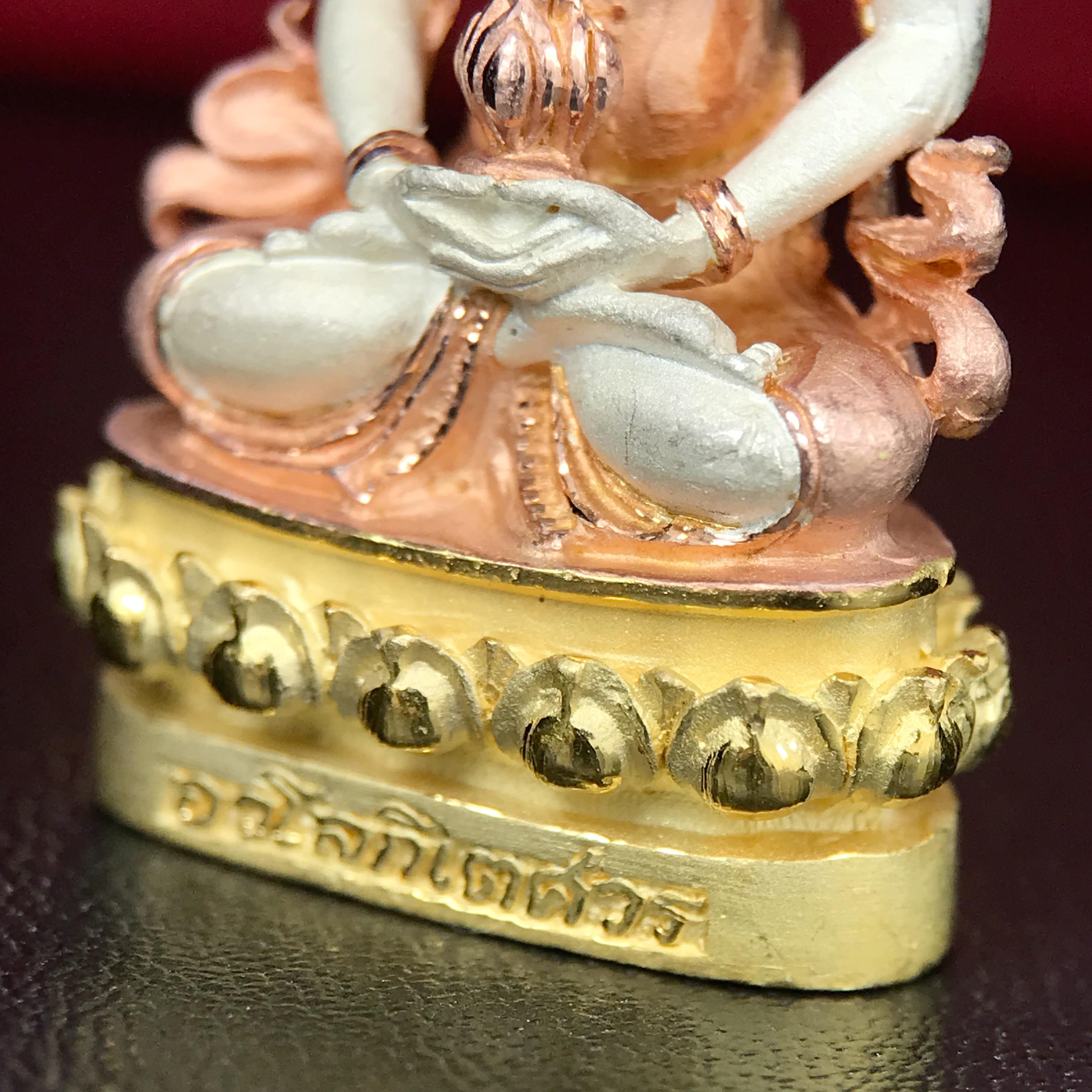 พระกริ่งอวโลกิเตศวร ( เจ้าแม่กวนอิม ) วัดโพธิ์แมนคุณาราม รุ่นอุดมโภคทรัพย์ พ.ศ.2539 เนื้อเงิน 3 กษัตริย์ ผิวสวยเดิมพร้อมกล่องบรรจุเดิม (อีกหนึ่งรุ่นยอดนิยม พุทธศิลป์สวยงดงาม)