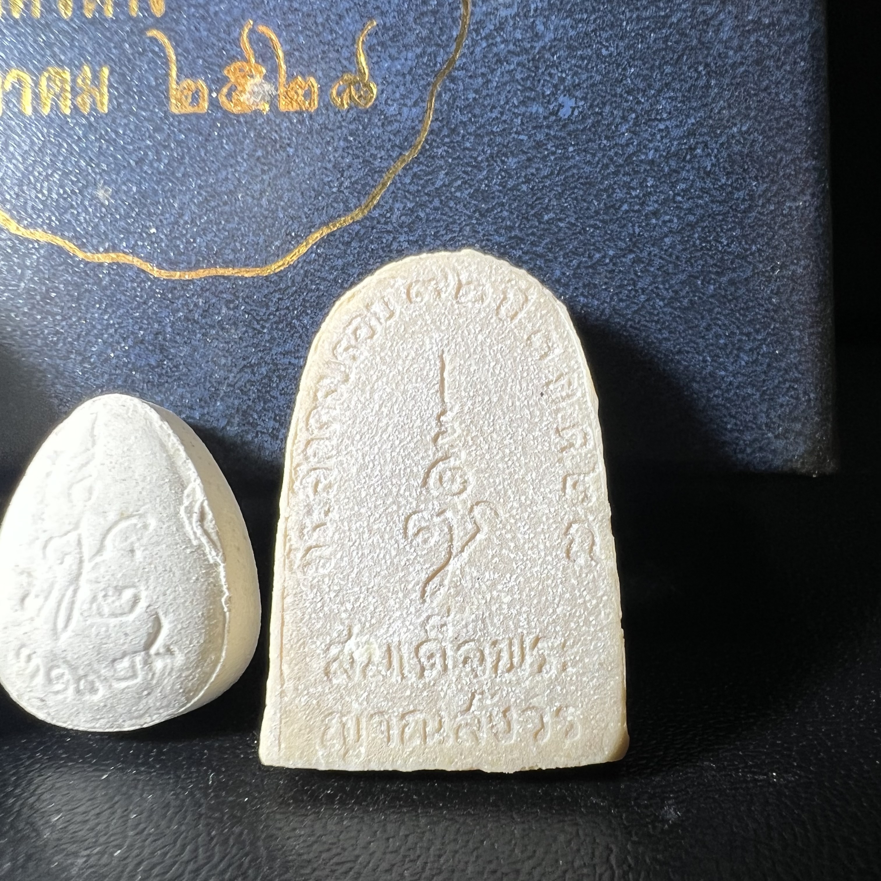 พระปิดตา รุ่นแรก ชุดกรรมการ ชุดมงคลการบำเพ็ญกุศลอายุครบ 6 รอบ(72 พรรษา) สมเด็จพระญาณสังวร วัดบวรนิเวศวิหาร วันที่ 2-3 ตุลาคม 2528 (1ชุดประกอบด้วยพระเนื้อผง 4 รายการ)ชุดกรรมการพร้อมกล่องบรรจุเดิมครบสมบูรณ์(หายาก)