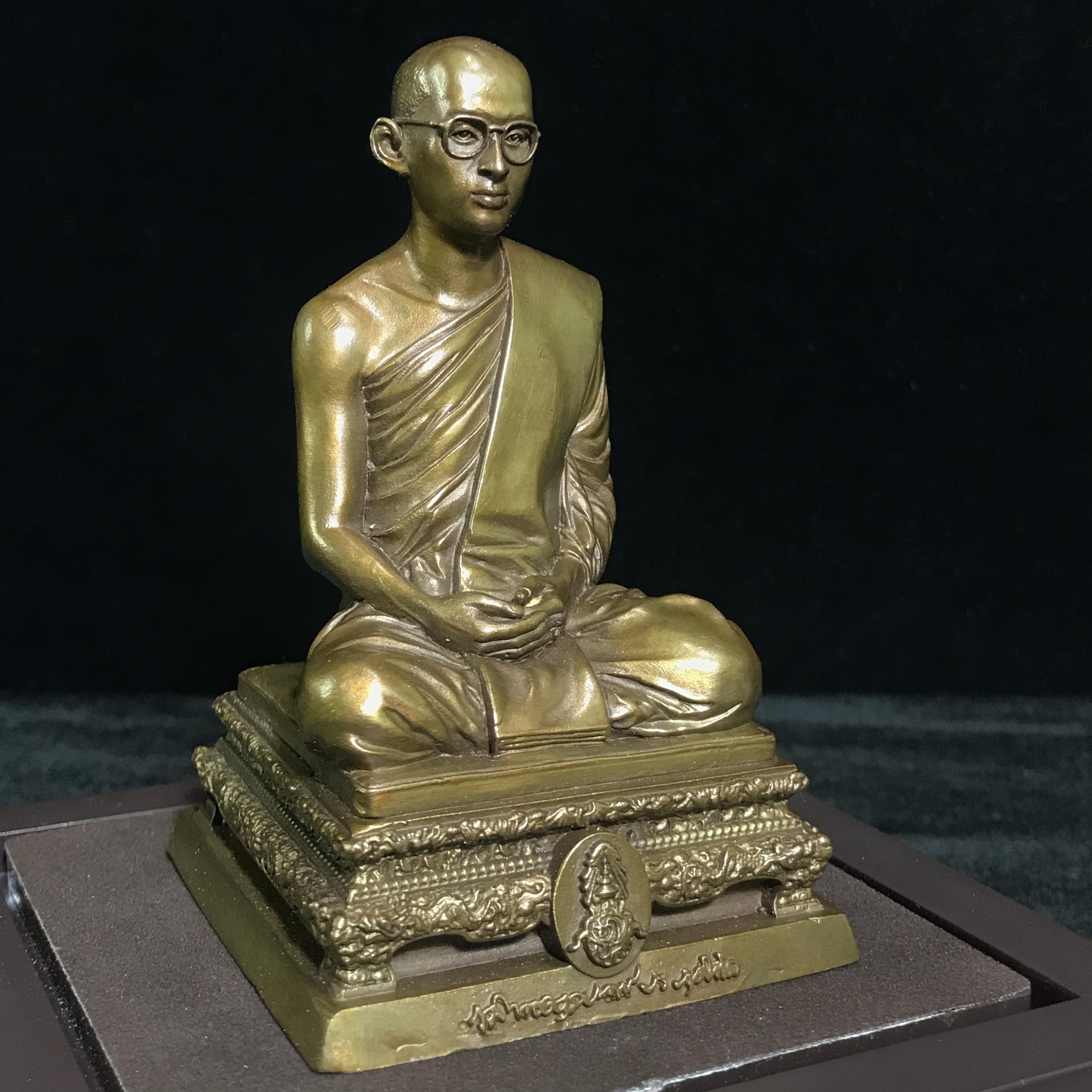 พระบรมรูปพระบาทสมเด็จพระเจ้าอยู่หัวรัชกาลที่9 ทรงผนวช(หน้าตัก2นิ้ว) เนื่องในโอกาสมหามงคลเฉลิมพระชนมพรรษา 7 รอบ 84 พรรษา 5 ธันวาคม 2554 (ใต้ฐานบรรจุผงจิตรลดามหามงคล และเส้นพระเจ้า ร.9)(คัดสภาพสวย แบบนิยม พร้อมครอบเดิม)(หายาก)