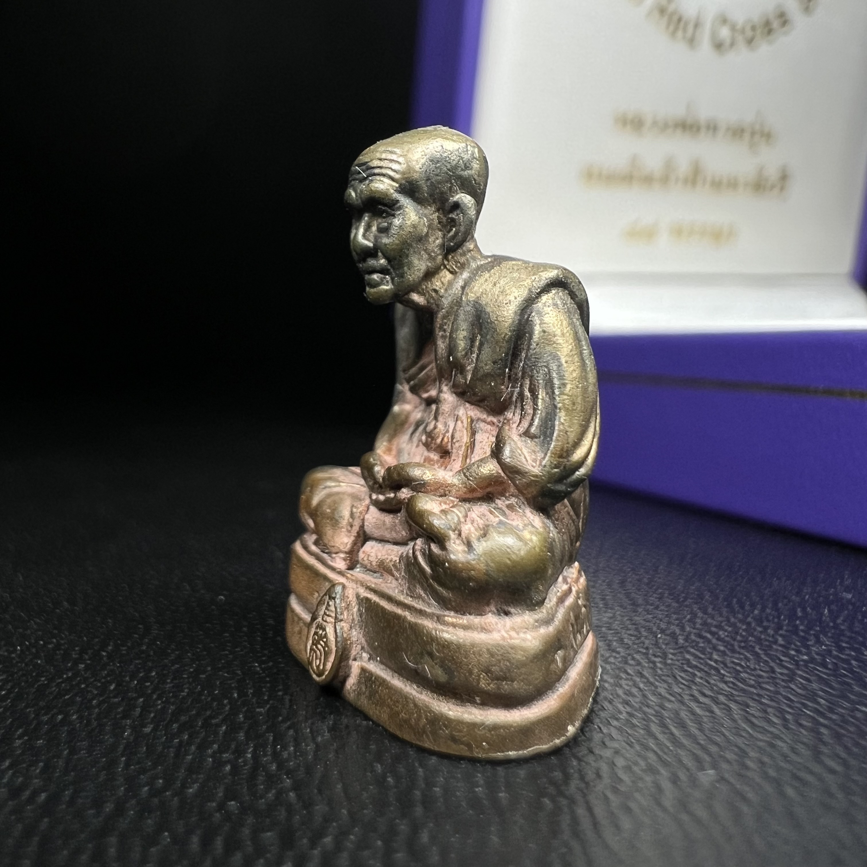 หลวงพ่อทวด สธ. รุ่นสมเด็จเจ้าฟ้ามหาจักรี 48พรรษา จัดสร้างโดยสภากาชาดไทย ปี2546 (รูปหล่อขนาดห้อยคอ) ) เนื้อนวโลหะ(ขนาดกลาง 1.5*2.2 ซม.)พุทธาภิเษก ณ วัดช้างให้ จังหวัดปัตตานี พร้อมกล่องบรรจุเดิมสวยงาม