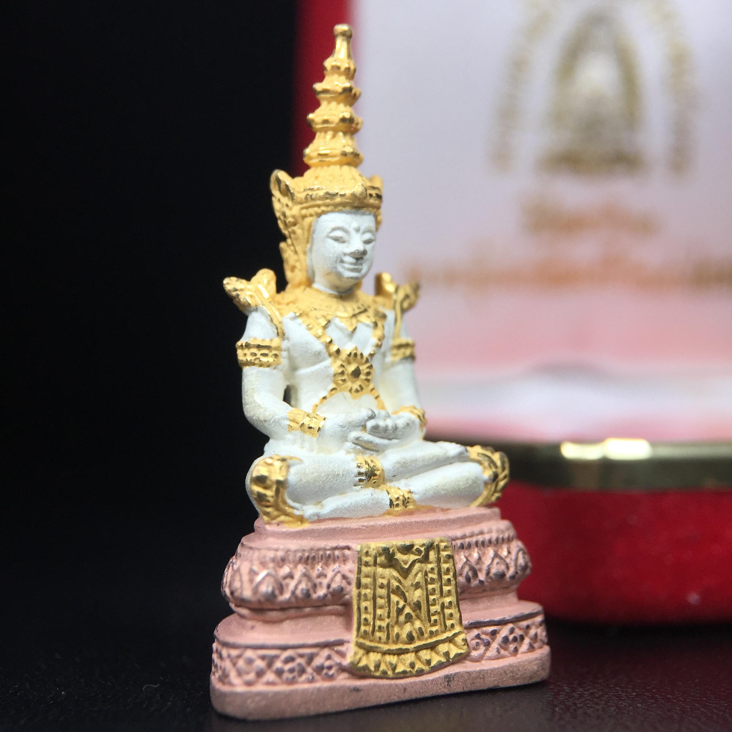 พระพุทธมหามณีรัตนปฏิมากร (พระแก้วมรกต) มหาจุฬาลงกรณราชวิทยาลัย(มจร.) วังน้อย พระนครศรีอยุธยา ปี 2543 พิธีมหาพุทธาภิเษก ณ วัดพระศรีรัตนศาสดาราม (วัดพระแก้ว) ในพระบรมมหาราชวัง เนื้อเงินสามกษัตริย์ (ตอกโค๊ตหมายเลข 181)