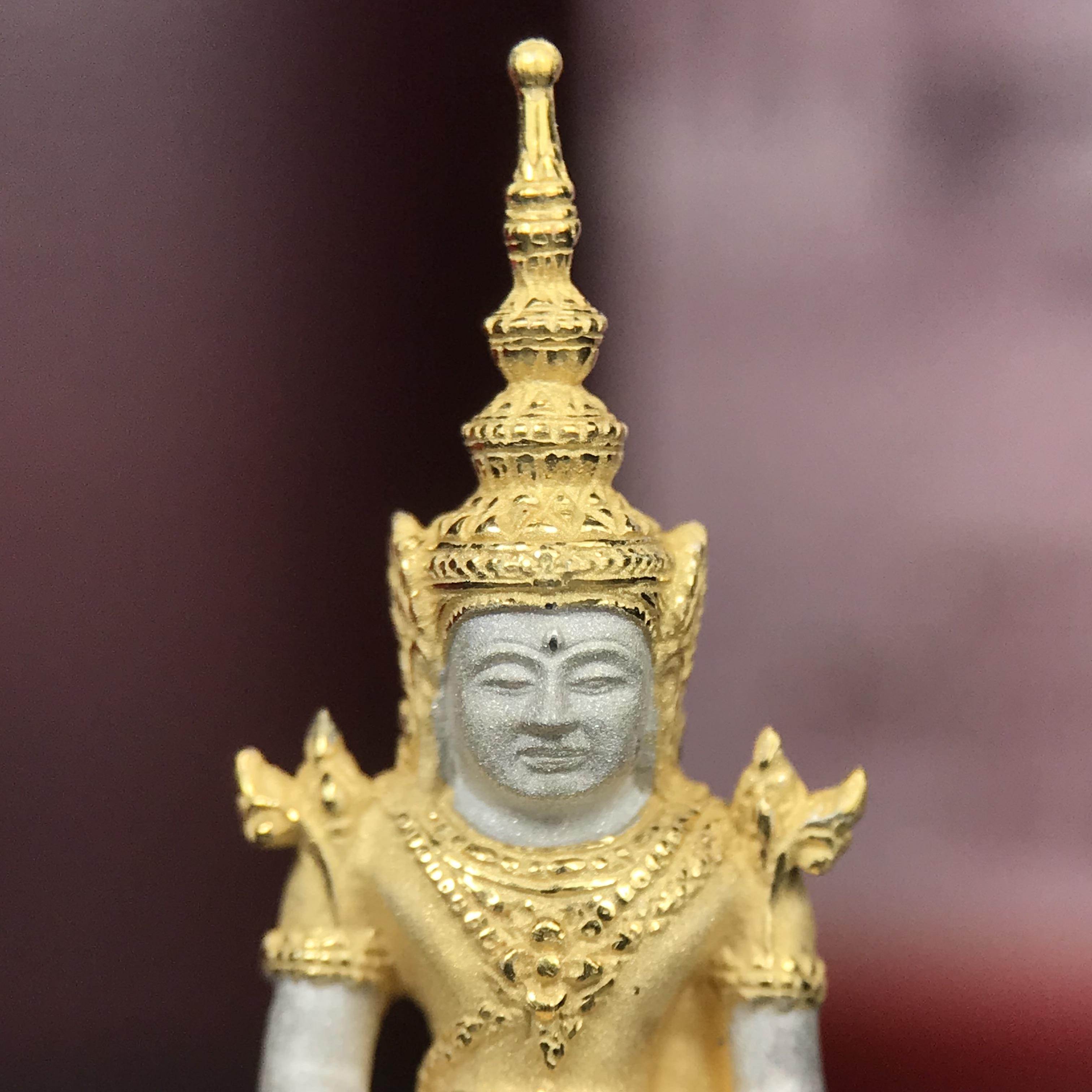 พระแก้วมรกต ภปร.(รุ่นแรก) ปี2545 จัดสร้างในมหาวโรกาส พระบาทสมเด็จพระเจ้าอยู่หัวรัชกาลที่ 9 ครบรอบ 75 พรรษา และฉลองกรุงรัตนโกสินทร์ครบ 220 ปี พิมพ์ลอยองค์ใหญ่ เนื้อเงินบริสุทธิ์ 92.5%(สามกษัตริย์) ขนาด 19*35 มม. พร้อมกล่อง สวยครบสมบูรณ์(องค์หมายเลข ๑๒๑๒)